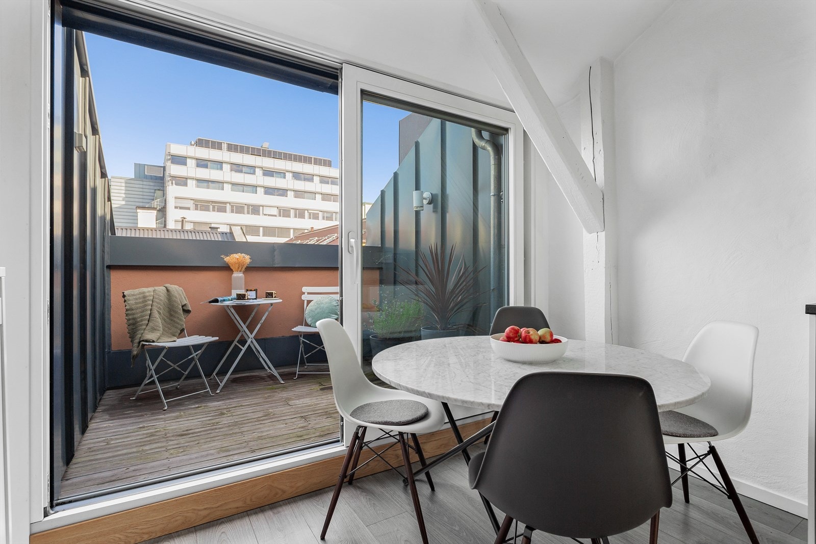 Skyvedøren fra 2017 visker ut skillet mellom inne og ute på varme dager. Galleribilde