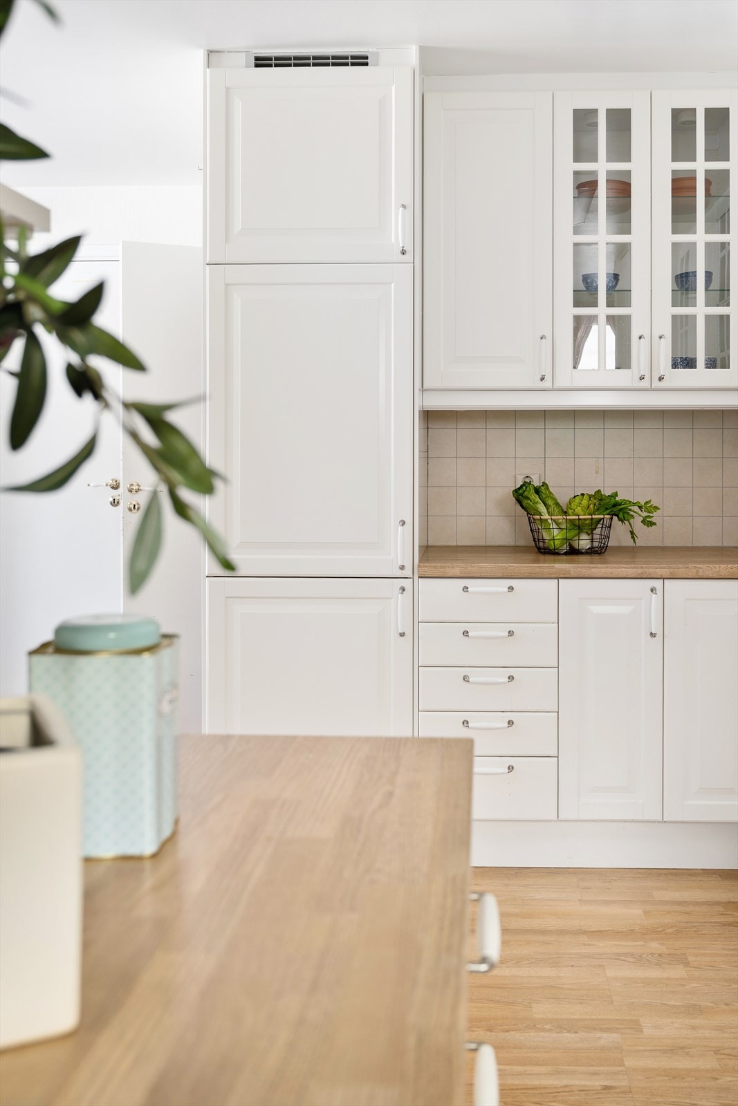 Om litt er kaffen klar: Praktisk og hyggelig kaffestasjon med god benkeplass - her kan morgenkaffen nytes og småapparater plasseres ryddig, samtidig som arbeidsflaten på kjøkkenet holdes fri til matlaging. Galleribilde