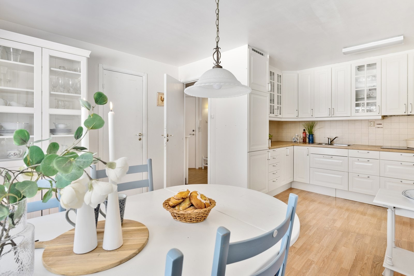 Samlingsplass: Spiseplassen har en fleksibel utforming med god plass til et ovalt spisebord med klaffer - perfekt når familien samles eller man inviterer til selskap. Her kan bordet enkelt utvides ved behov, samtidig som det i hverdagen har god plass. Galleribilde