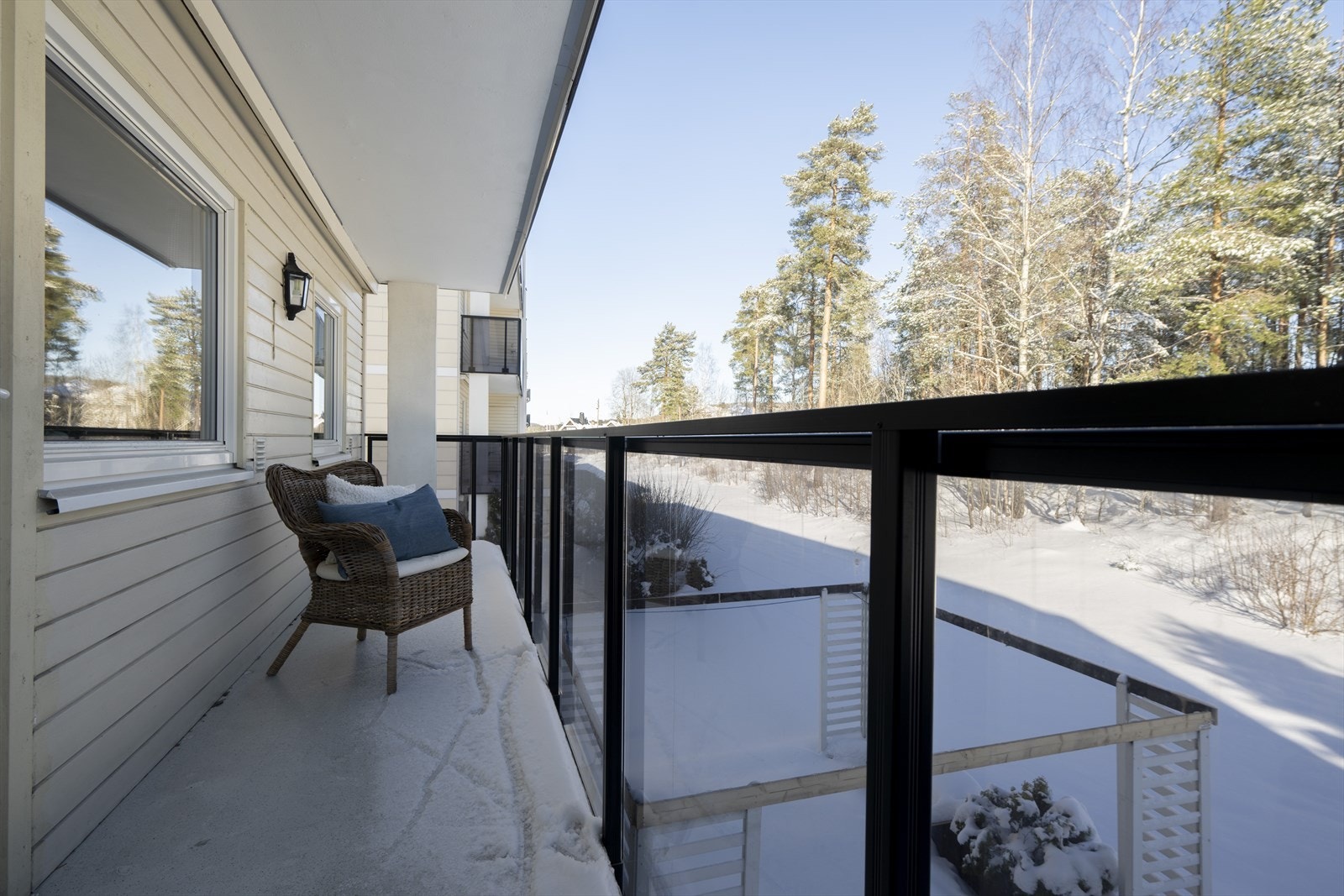 Egentid: Nyt morgensolen i solstolen, en god bok i kurvstolen, ettermiddagsskyggen i lenestolen eller bare ditt eget selskap i sofaen - på din balkong bestemmer og innreder du. Galleribilde