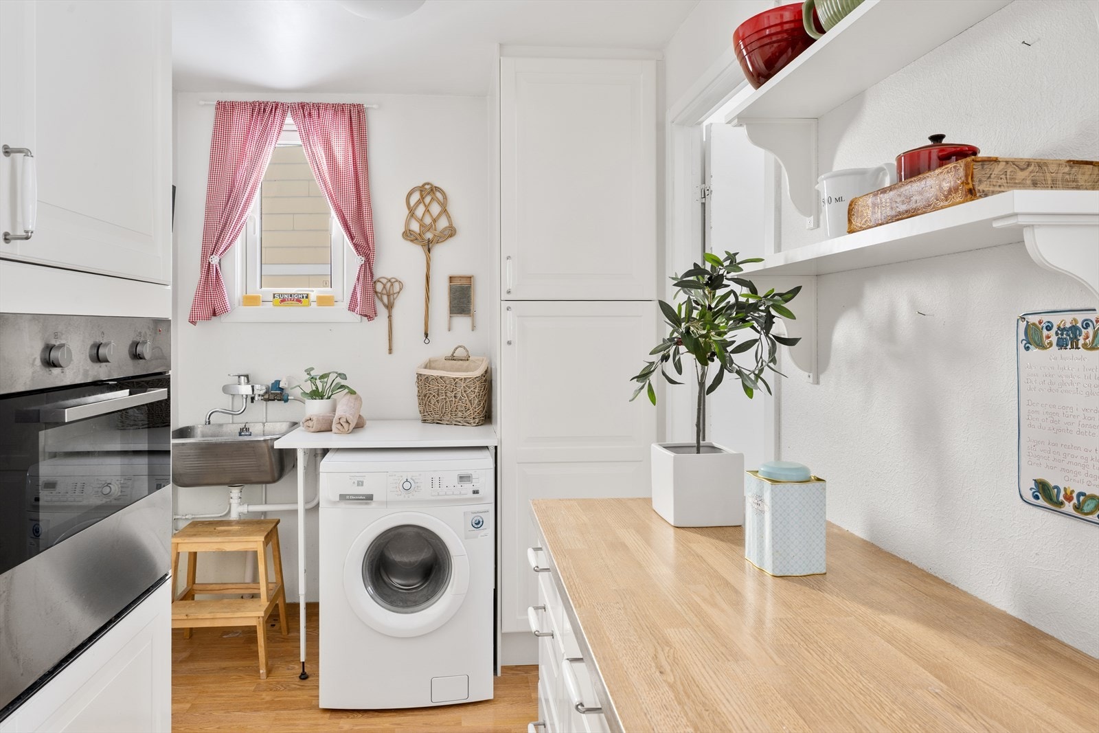 Smart plassert: Innerst på kjøkkenet finner du et avdelt grovkjøkken. Her er det opplegg for vaskemaskin, utslagsvask og høyskap med god plass til langkost, mopp og rengjøringsutstyr. Galleribilde