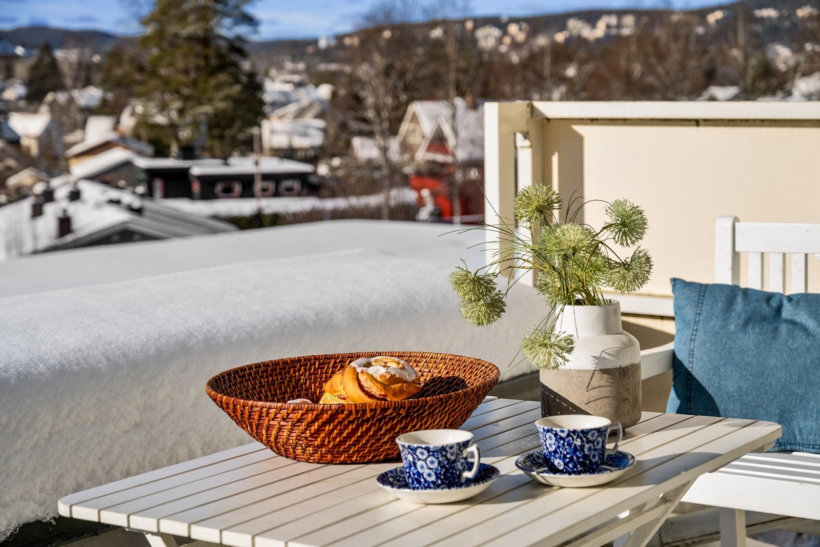 Pust inn, pust ut: Solrik balkong med plass til sittegruppe og avslapning, hvor du kan nyte fersk gjærbakst og morgenkaffen samtidig som blikket glir over den nydelige utsikten mot grønne åser og rolige omgivelser - et perfekt sted for små hverdagsgleder. Galleribilde