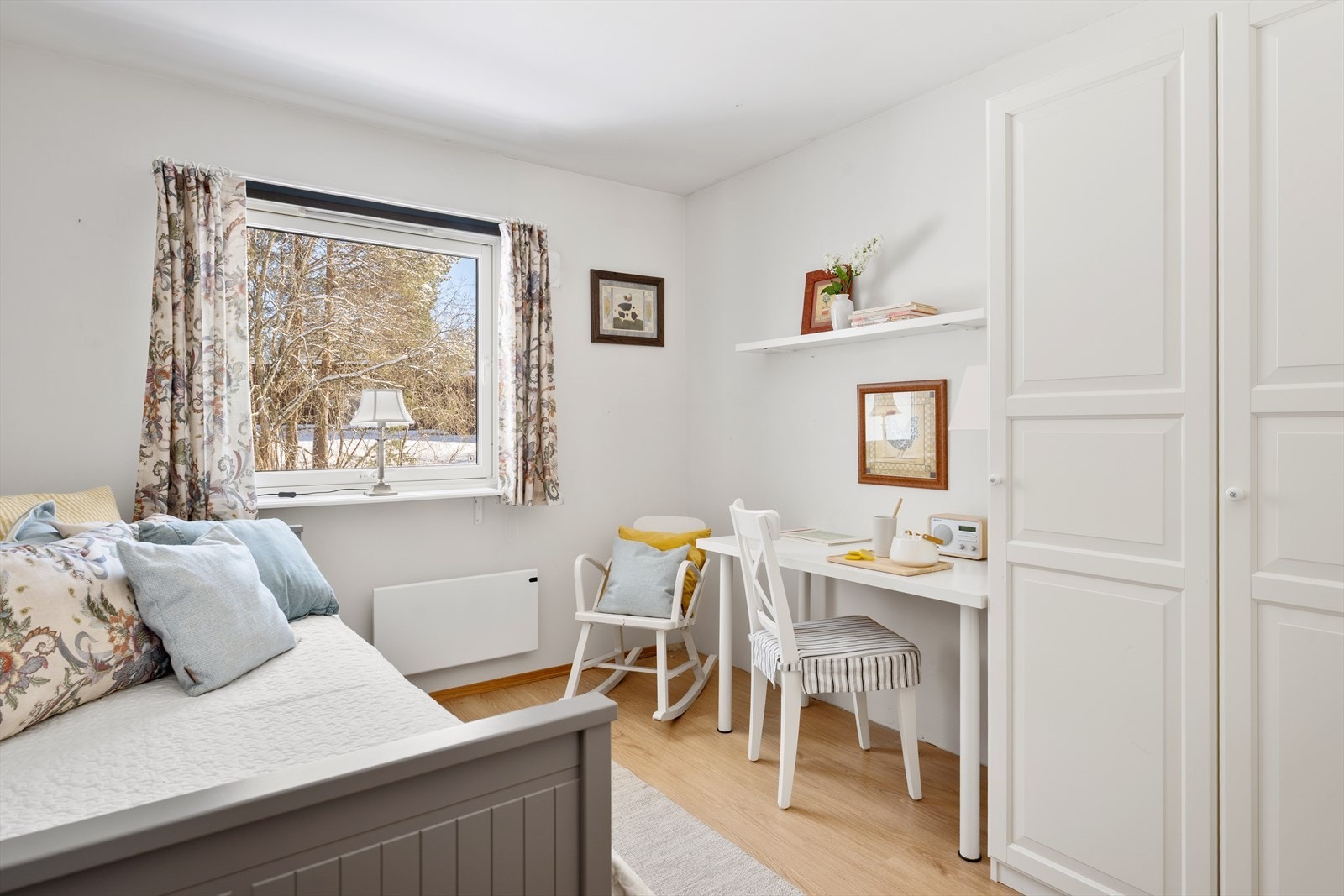 Mulighetsrom: Soverom nr. 1 er et lyst og trivelig rom. Her er det god plass til stor seng, skrivepult og garderobeskap, noe som gir rommet både funksjonalitet og fleksibilitet - perfekt som hovedsoverom, barnerom eller hjemmekontor. Galleribilde