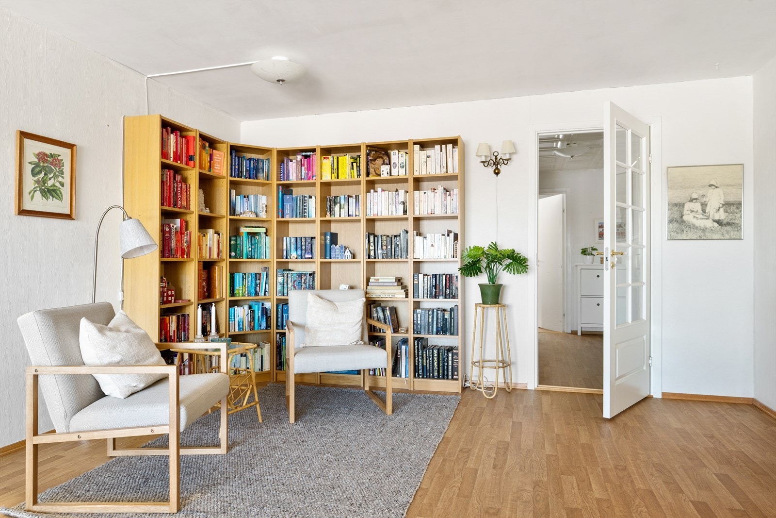 God idé: Bøkene er sortert etter farge, noe som gir et lekent, dekorativt og harmonisk uttrykk som både inspirerer til leselyst og skaper en visuell ro i rommet. Galleribilde