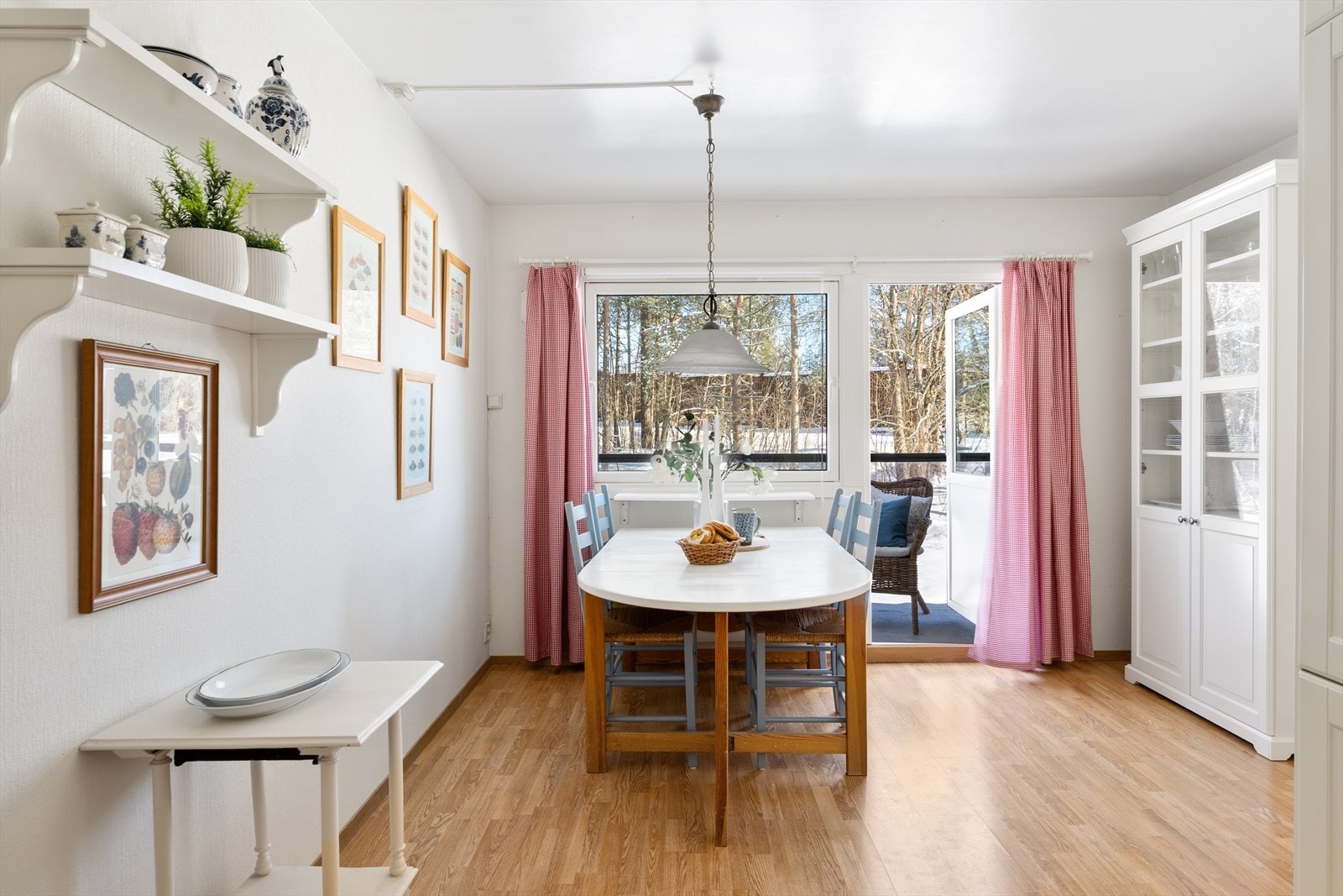 Plass til livet: Den generøse gulvflaten gjør at bord og stoler kan plasseres luftig og komfortabelt, uten at det går på bekostning av bevegelsesfriheten. Dette skaper en sosial og hyggelig atmosfære hvor samtalen flyter like lett som serveringen. Galleribilde