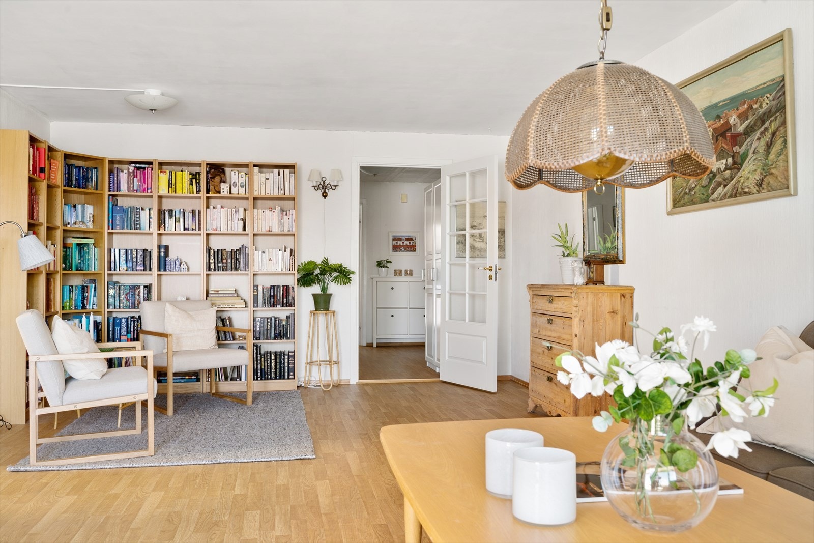 God bok: I den andre enden av stuen ligger lesekroken, omkranset av bokreoler med betydelig litteratur. Dette området fungerer som et stille hjørne for lesing, arbeid eller ettertanke. Galleribilde