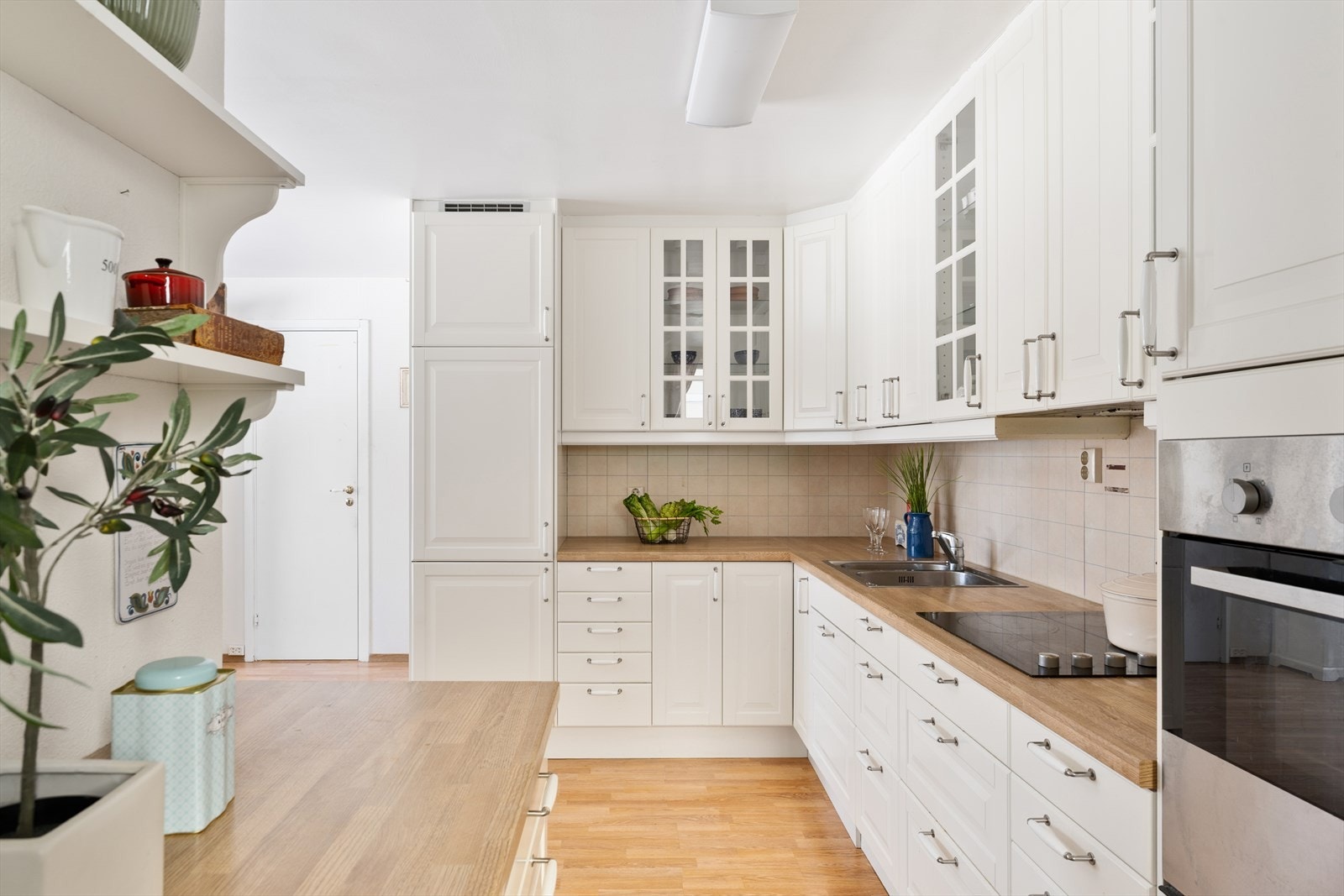 Barista, baker eller bartender: Det er avsatt en egen plass til din egen Baristastasjon, noe som gir ekstra benkeplass og gode arbeidsflater - perfekt for deg som setter pris på orden og system på kjøkkenet. Galleribilde