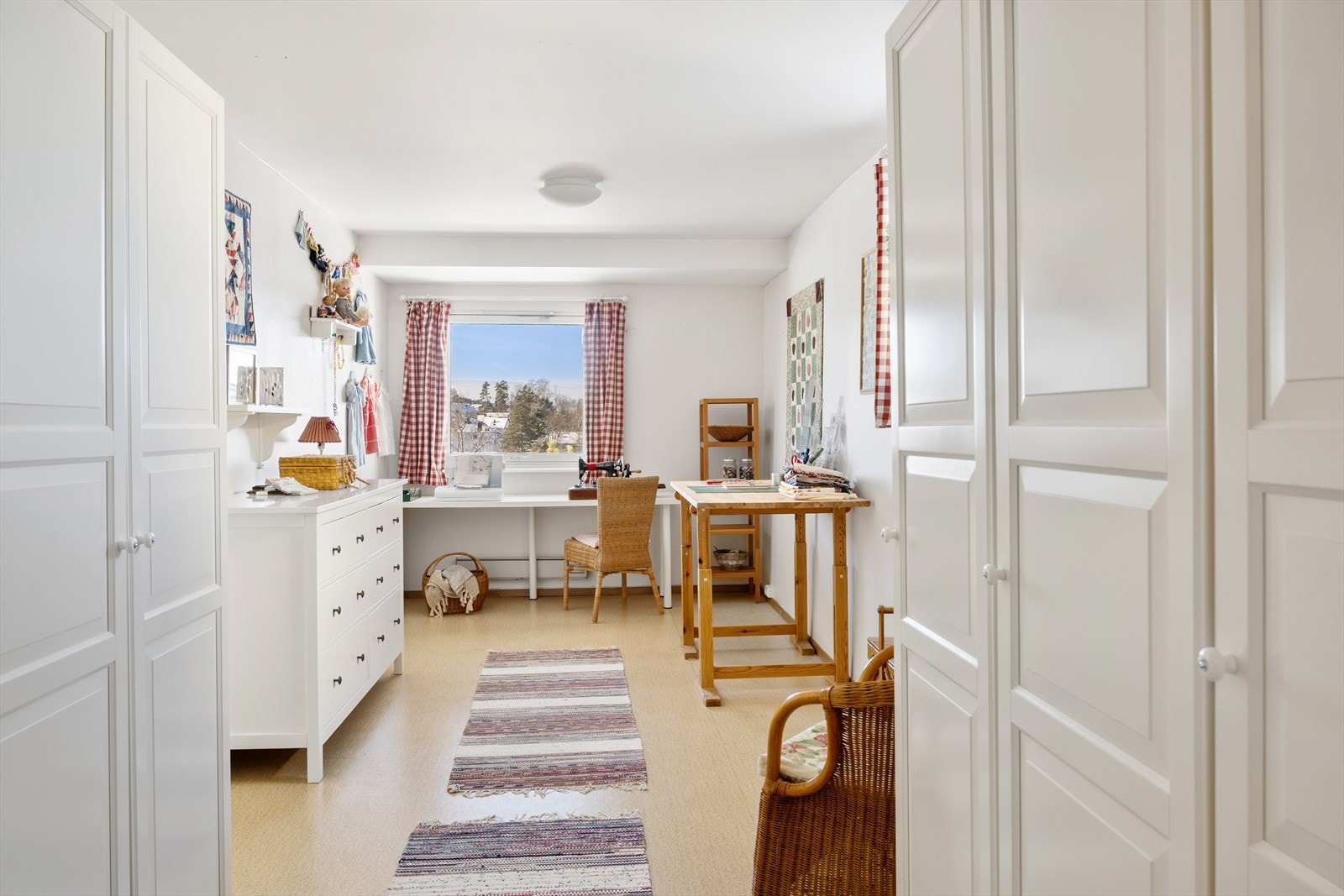 Soverom vs. hobbyrom: Hovedsoverommet er svært romslig og generøst, med god plass til både stor seng, sitteområde og andre møbler. Rommet har en praktisk og eksklusiv suite-løsning med direkte adkomst til baderommet, som gjør hverdagen enkel. Galleribilde