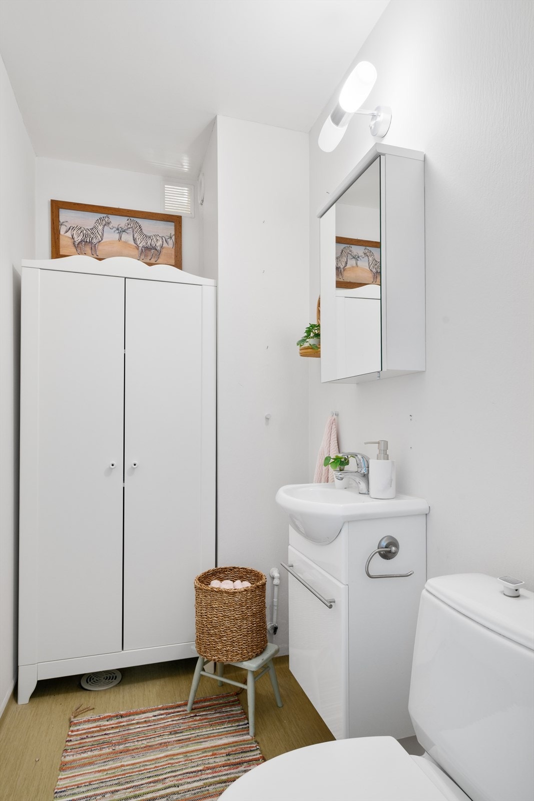 Køfritt morgenrush: WC-rommet har samme lyse og tidløse standard som hovedbad. Rommet er praktisk og funksjonelt, og gir mulighet for enkel oppgradering til dusjløsning om ønskelig. Galleribilde