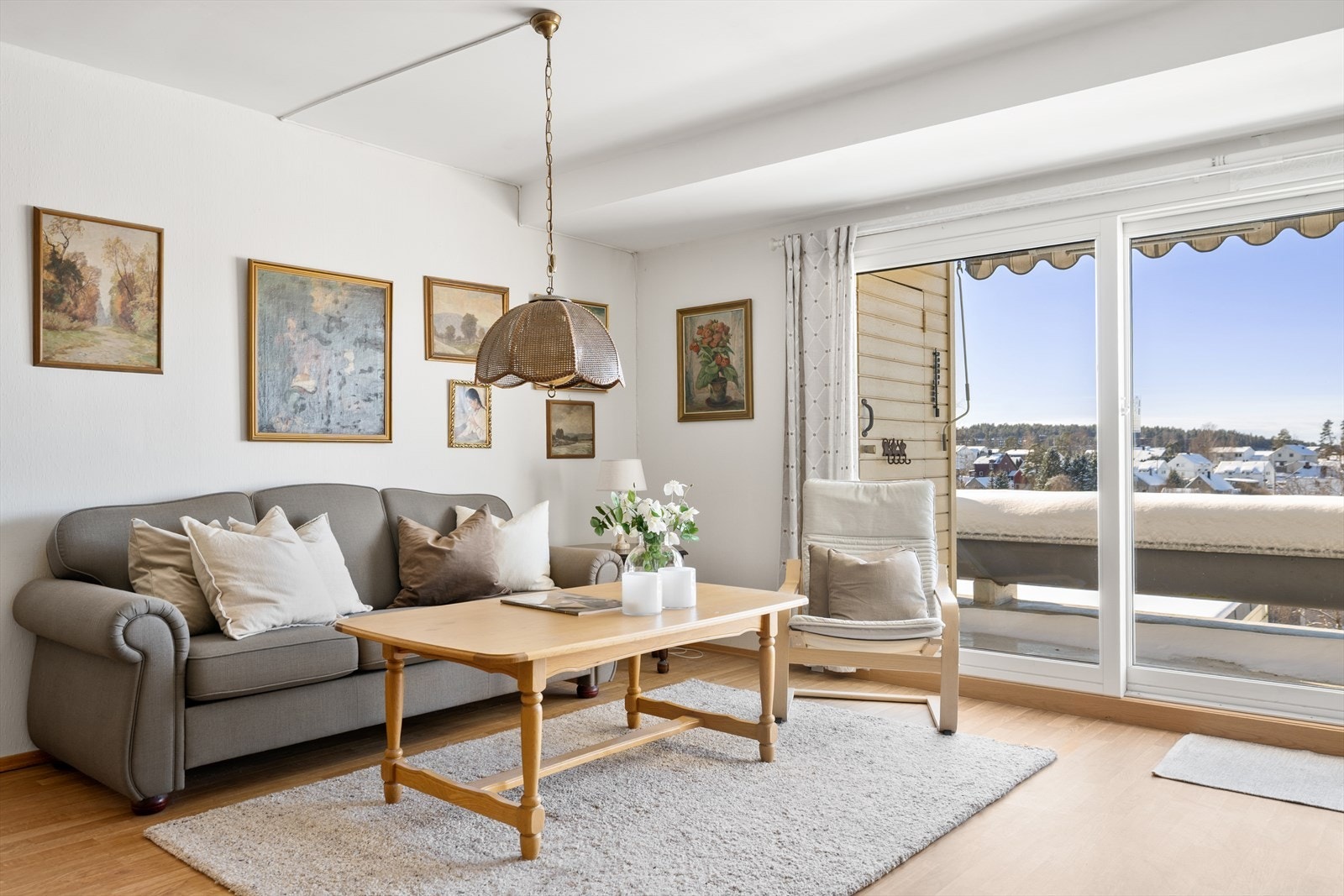 Å bo er en kunst: Stuen er lys, romslig og svært møbleringsvennlig, med en naturlig inndeling som skaper både sosiale og rolige soner. Ved skyvedøren ut til balkongen er det plass til en komfortabel sofasone - et perfekt sted å slappe av og nyte utsikten. Galleribilde