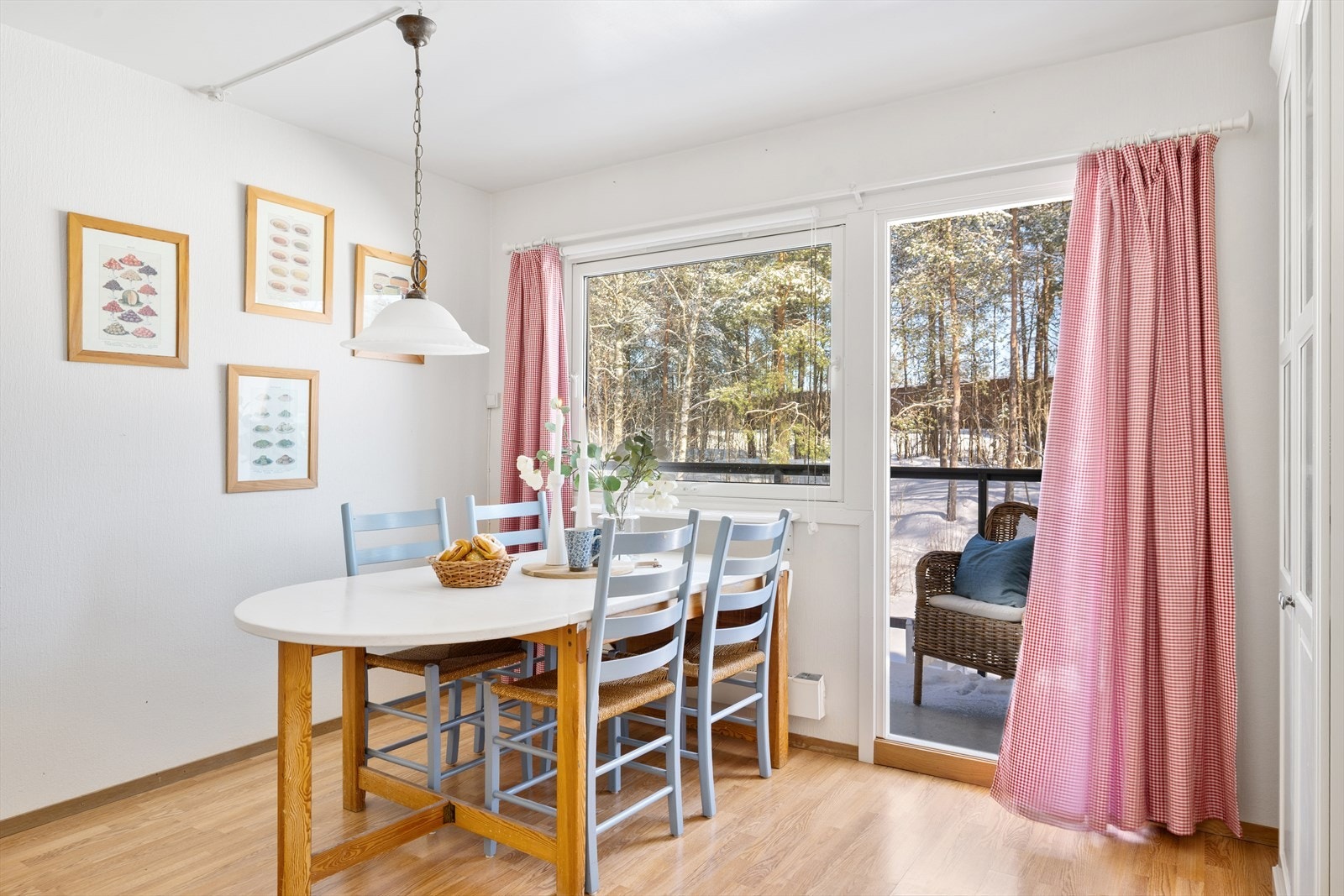 "Løv" ved første blikk: Frokostbalkongen har morgensol og har plass til sittegruppe, putekasse og andre utemøbler, og fungerer som et hyggelig forlengelse av kjøkkenet, hvor du kan nyte frokost, lese avisen eller bare slappe av i frisk luft. Galleribilde