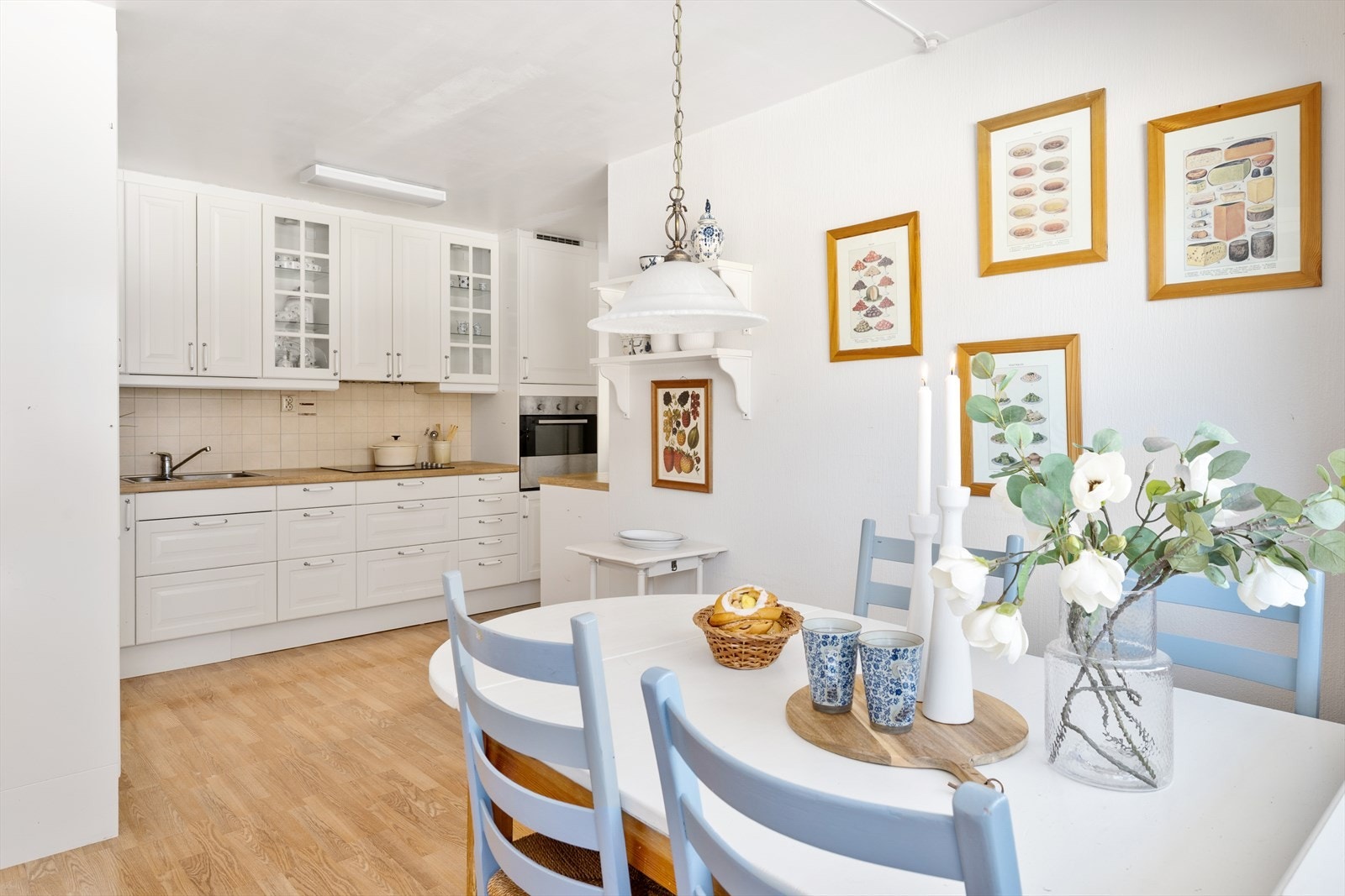 Sosialt spillerom: Kjøkkenet er et av leilighetens høydepunkt - et svært generøst og sosialt rom med plass til både matlaging og hyggelige samlinger rundt spisebordet. Her får du en funksjonell løsning med gode arbeidsflater og rikelig med skapplass. Galleribilde