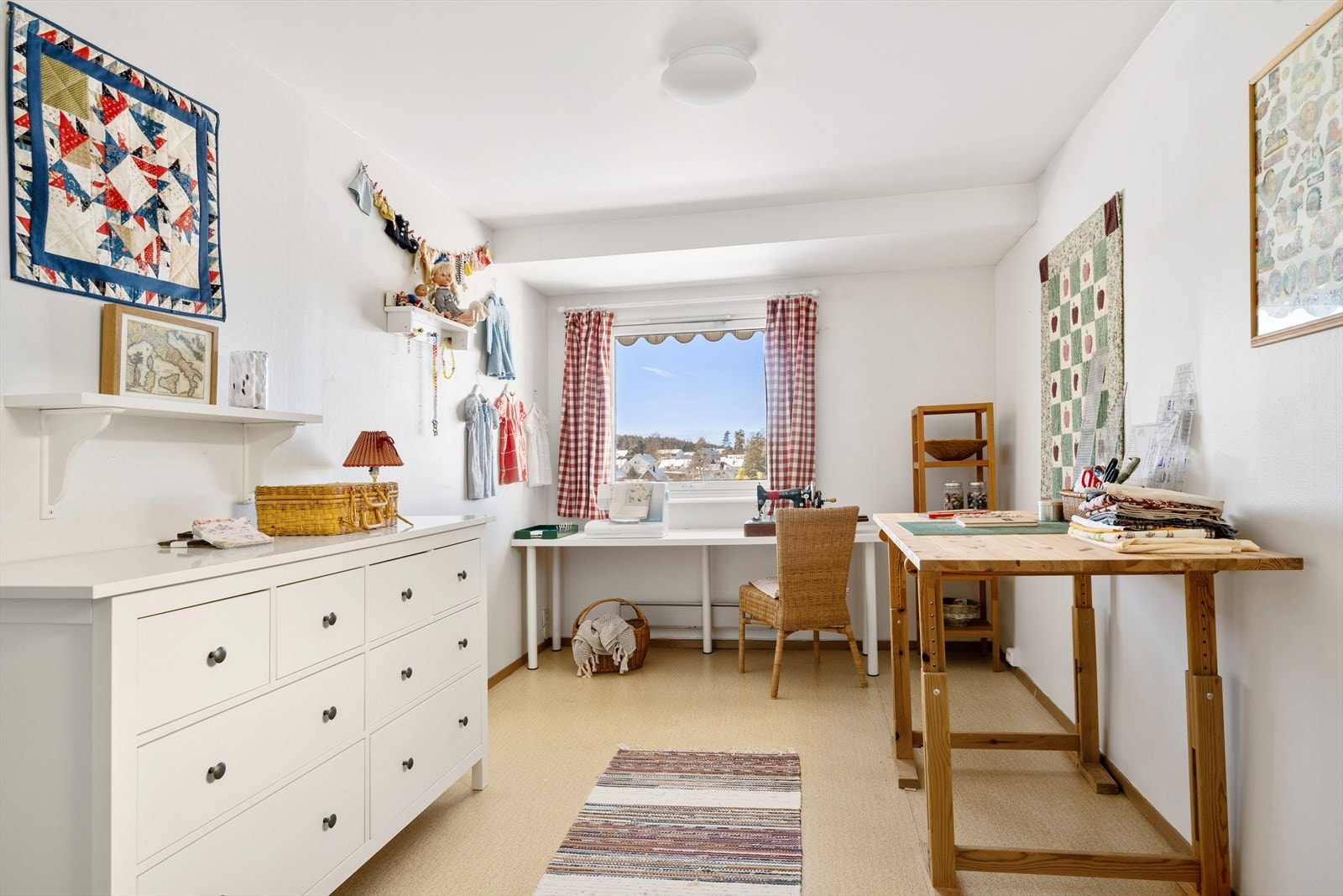 Mulighetsrom: Hovedsoverommet benyttes i dag som et hobbyrom/syrom med gode arbeidsflater. Galleribilde