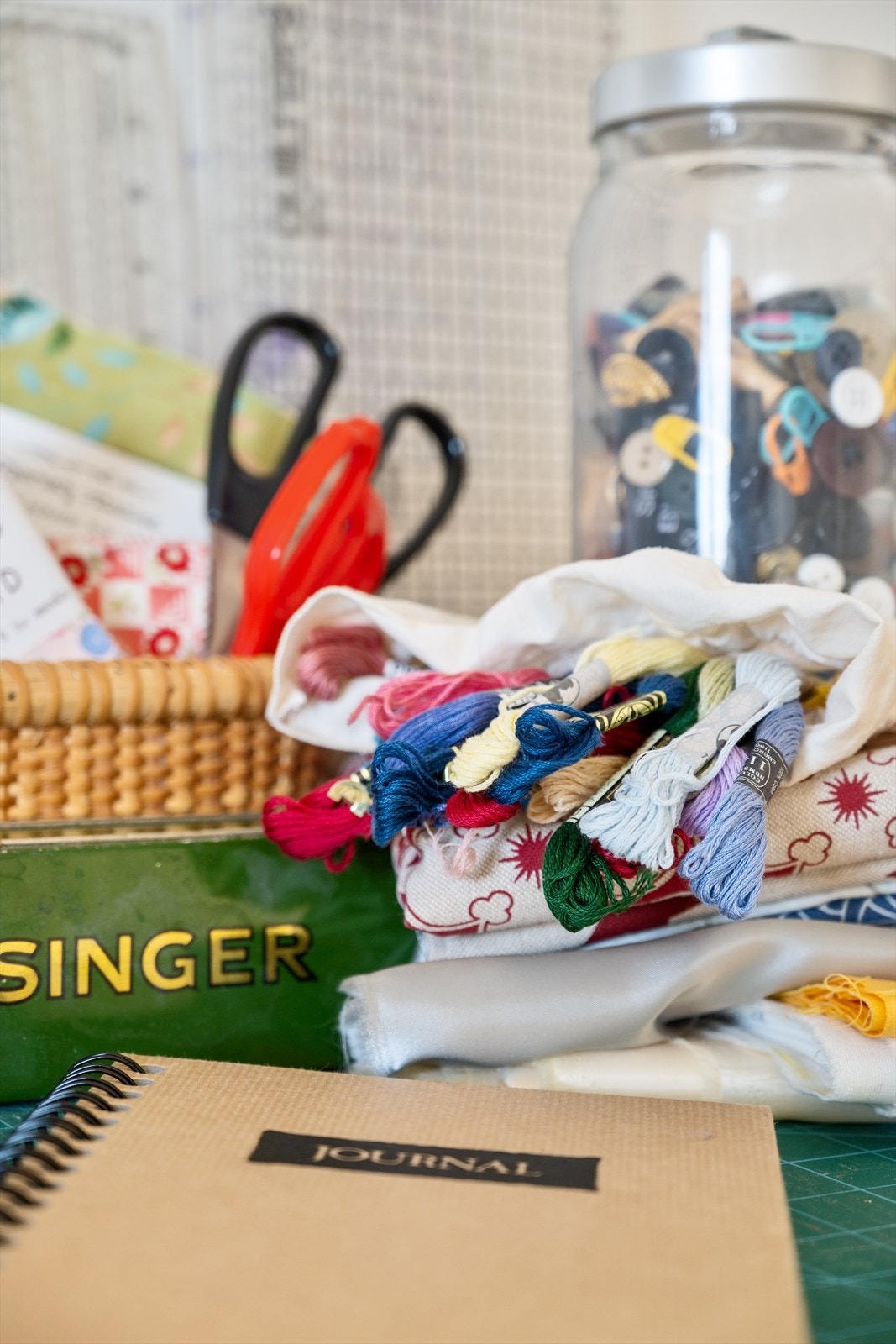 Livets søm eller sømløs overgang til neste kapittel: En klassisk Singer-symaskin og fargerike tråsneller - et innslag som både forteller historie og tilfører varme, sjel og personlig karakter til hjemmet. Galleribilde