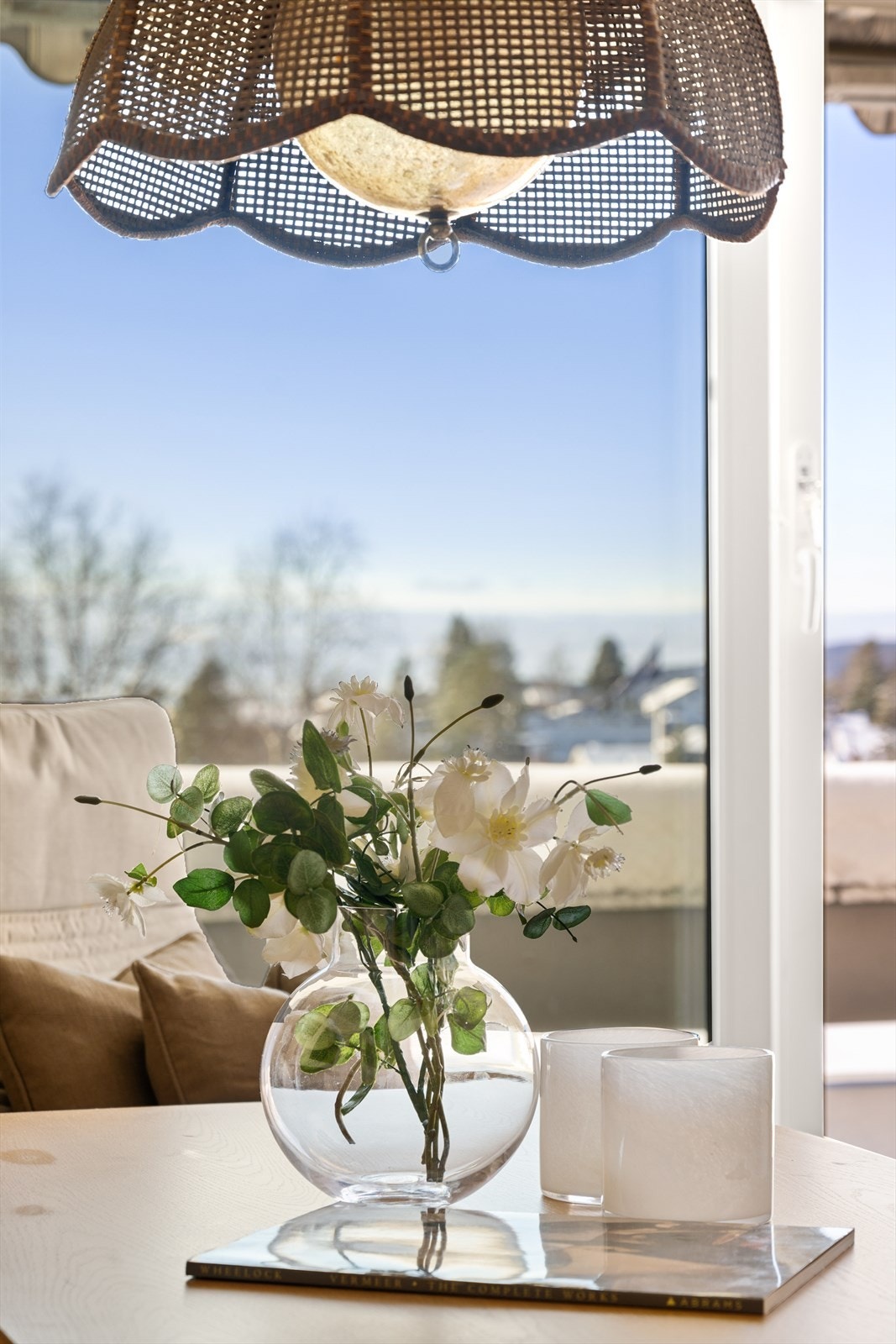 Landsbyen i byen: Høybråtens grønne omgivelser og åpne områder gir en følelse av ro og frihet rett utenfor stuedøren. Her kan du nyte morgensolen med kaffe i hånden eller følge dagens lys skifte over nabolaget. Galleribilde