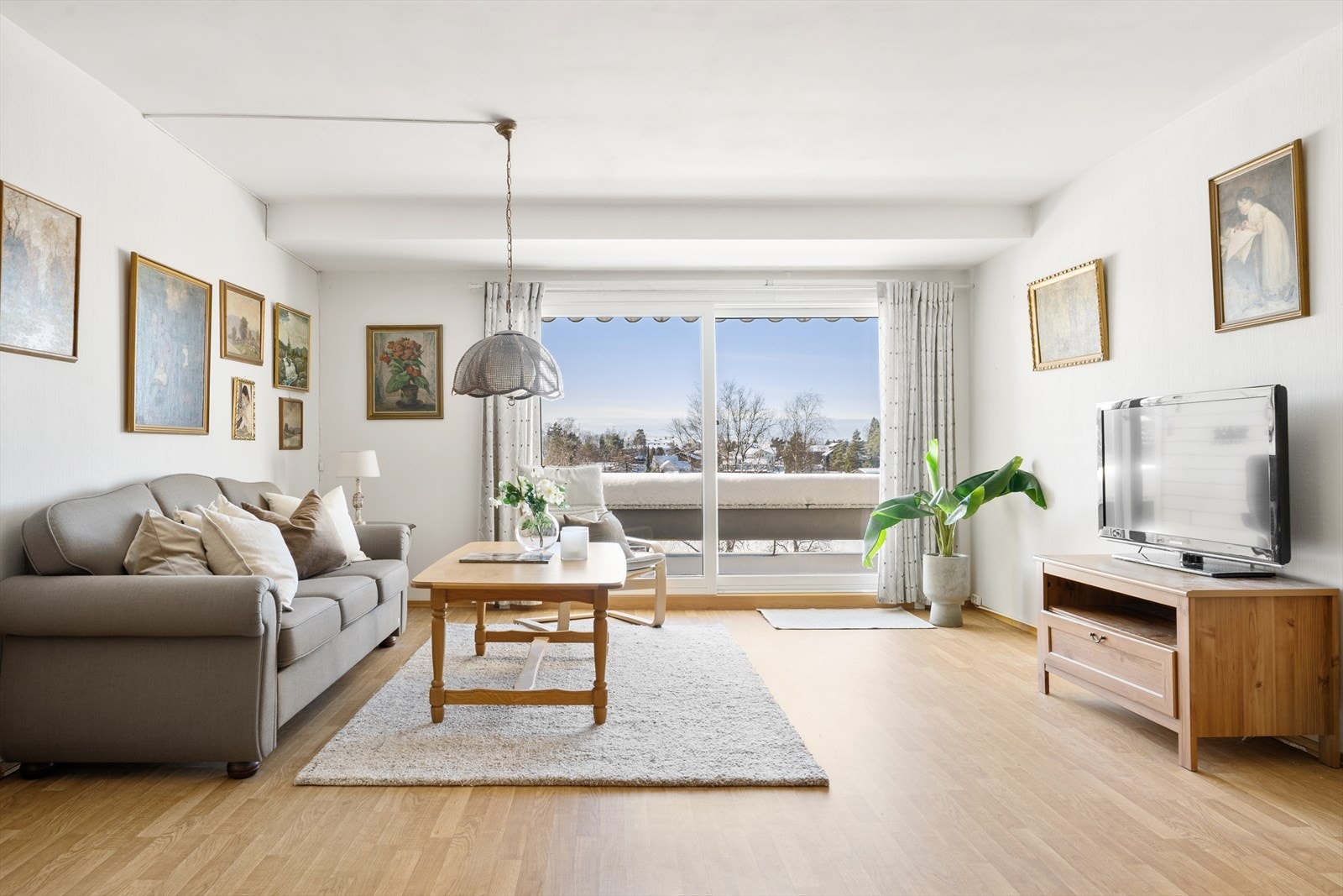 EMERA Eiendomsmegling ved Solveig Granlund har gleden av å presentere Starveien 18A. Denne lyse og gjennomgående 4-roms terrasseleiligheten ligger i det svært populære Starveien borettslag på Høybråten. Galleribilde