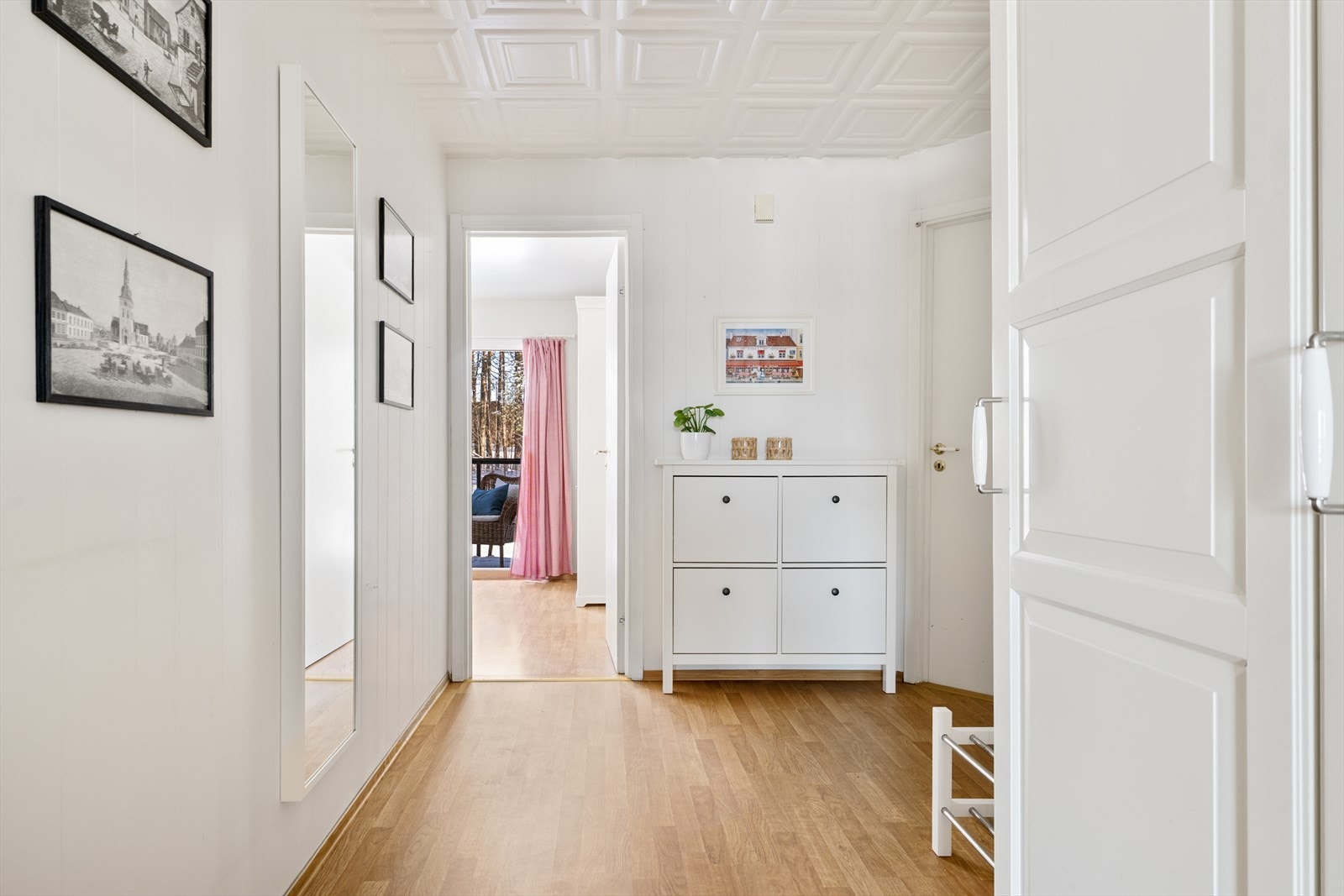 Velkommen hjem: Leiligheten ønsker deg velkommen med en lys og romslig entré med god lagringsplass. Her er det montert doble skoskap som gir rikelig med plass til familiens fottøy, samt et praktisk garderobeskap for yttertøy og tilbehør. Galleribilde