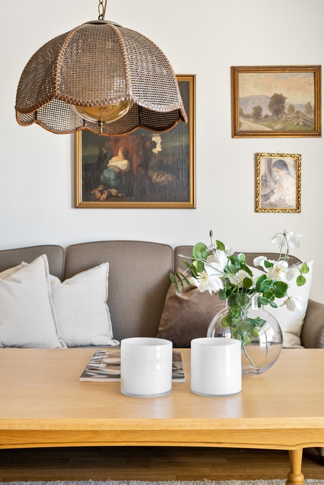 Hverdagens penselstrøk: Et stille øyeblikk i stuen - der lys, tekstur og detaljer skaper rom for ro, refleksjon og gode tanker. Galleribilde