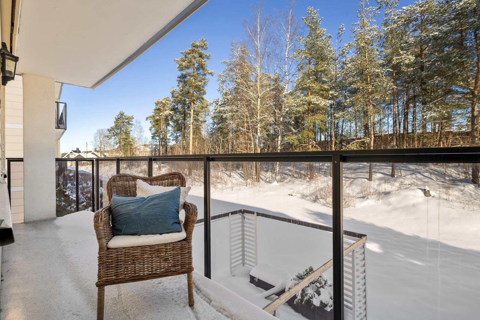 Frokostgjester: Fra kjøkkenet er det direkte utgang til en balkong på 9 m² vendt mot nordøst- et perfekt sted for morgenkaffen eller en rolig start på dagen. Av og til med både ekorn og rådyr som nysgjerrige tilskuere i skogbrynet på baksiden. Galleribilde