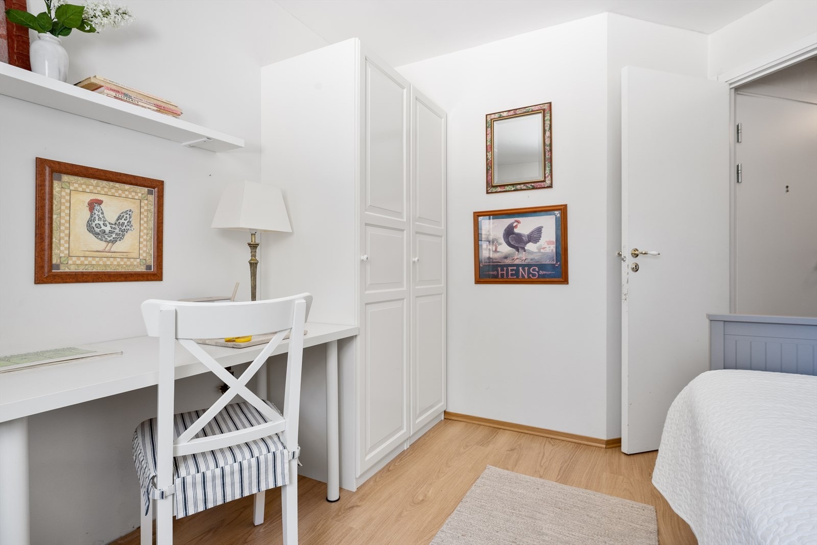 Første til høyre: Soverom nr. 1 er et lyst og trivelig rom med adkomst direkte fra entréen, som gjør det enkelt tilgjengelig og praktisk i hverdagen. Galleribilde