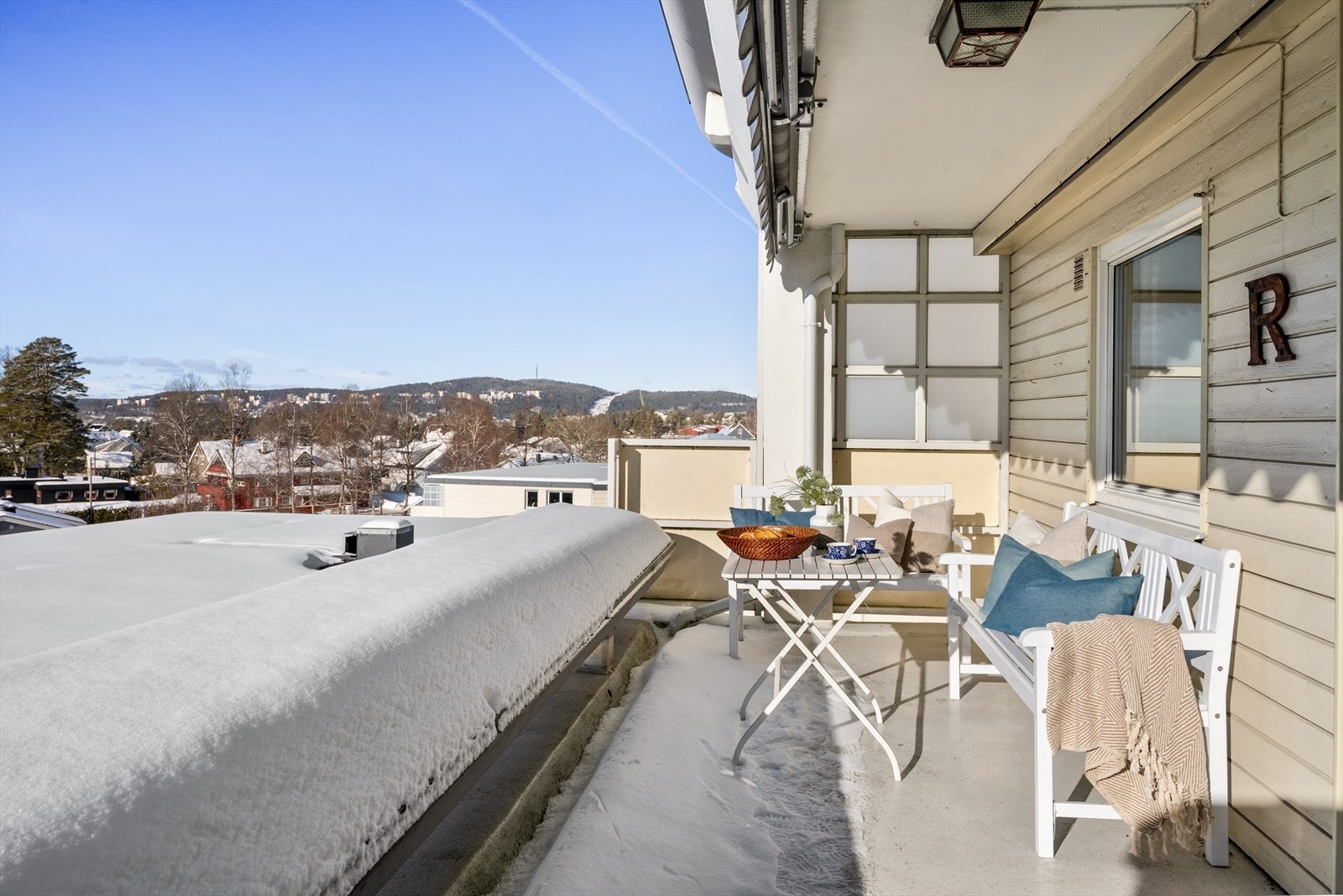 Snart vår, tenk sommer: Fra stuen er det utgang via stor skyvedør til én av to balkonger. Ettermiddagssolen kan du nyte på hele 12 m² - et fantastisk uterom med plass til både sittegruppe og grill. Overtakelse kommer med vårsolgaranti! Galleribilde