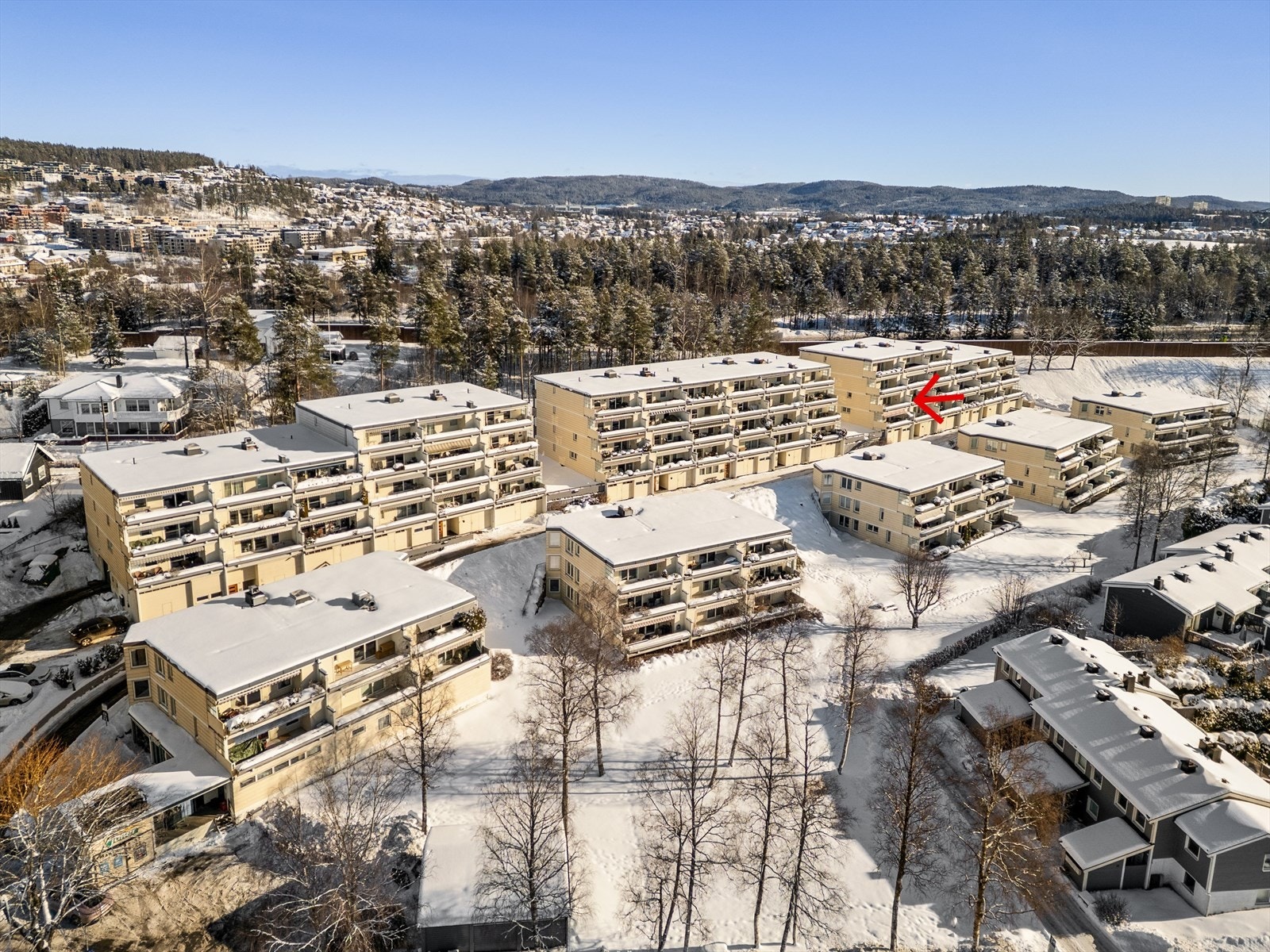 LOCATION, LOCATION, LOCATION: Noen vil kalle det indrefileten innerst i borettslaget. Stikkord: lav puls og lave skuldre. Med endeleilighet i 2. etasje får du en kombinasjon av enkel adkomst, gode lysforhold fra tre sider og lite innsyn. Galleribilde