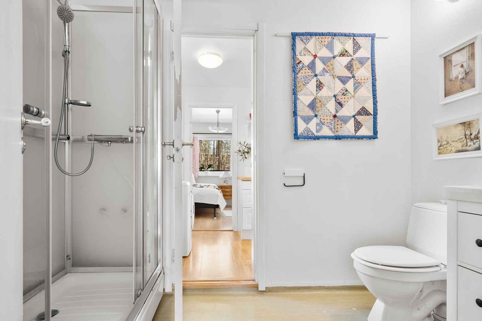 Idéer i dusjen: Dusjkabinettet gir en enkel og effektiv dusjløsning, mens stråleovn på veggen sørger for rask og behagelig varme, slik at badet alltid er lun og innbydende. Galleribilde