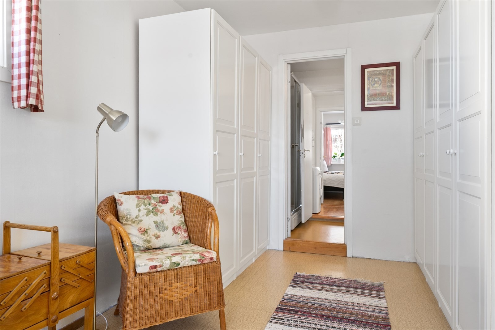 Walk in, walk out: Før du trer inn på badet, finner du doble garderobeskap som gir rikelig med oppbevaringsplass - en løsning som ofte brukes som en praktisk "walk-through"-garderobe, hvor klær og tilbehør holdes ryddig og lett tilgjengelig. Galleribilde