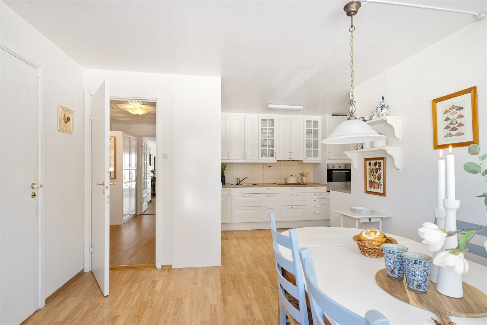 Hjemmets hjerte: Spiseplassen oppleves som en naturlig forlengelse av kjøkkenet, og gir rom for lange frokoster, lekser rundt bordet og minnerike familiemiddager - et sted hvor det virkelig er plass til å samles. Galleribilde