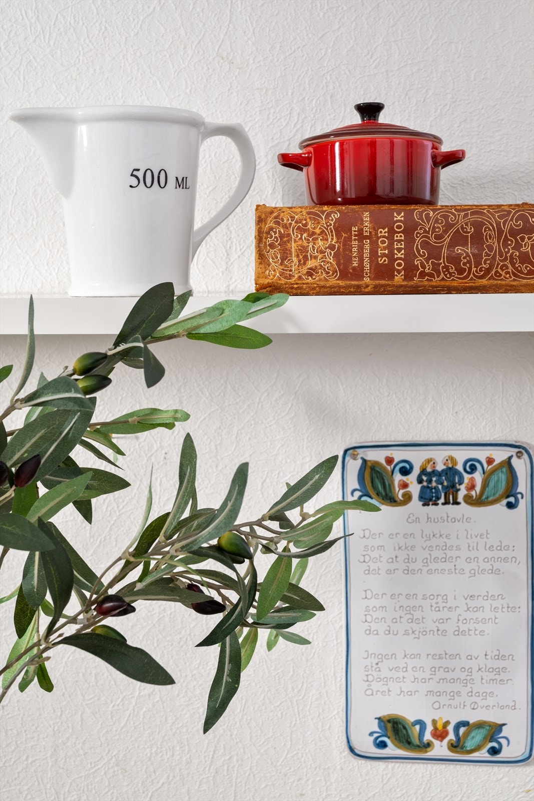 Inspirasjon: Koselig kjøkkenhylle med kokebok og nostalgiske detaljer - en varm og personlig touch som inspirerer til matlaging og hyggelige stunder. Galleribilde