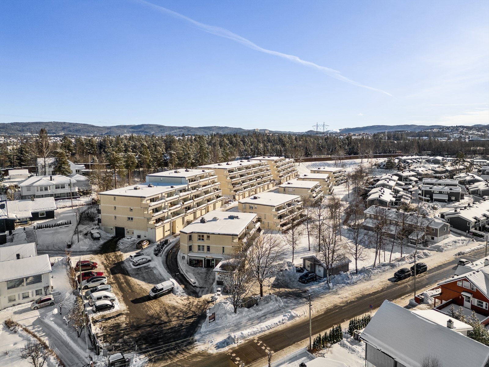 Samhold og nærmiljø: Området rundt Høybråten er kjent for sitt trygge og familievennlige miljø, flotte turmuligheter og grønne parker. Her bor du med kort vei til marka, idrettsanlegg og gode kollektivforbindelser som tar deg raskt inn til Oslo sentrum. Galleribilde
