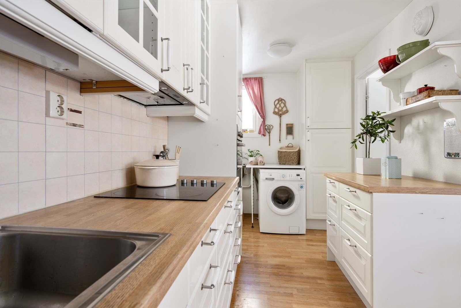 Boltreplass: Her er det rom for både kaffemaskin og småapparater uten at det går på bekostning av arbeidsområdet. Galleribilde