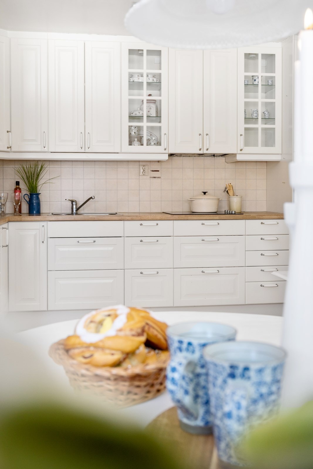 Lyst og sosialt: Et kjøkken hvor gode arbeidsflater, klassiske fronter og hyggelige detaljer skaper en lun og innbydende ramme rundt hverdagslivet. Galleribilde