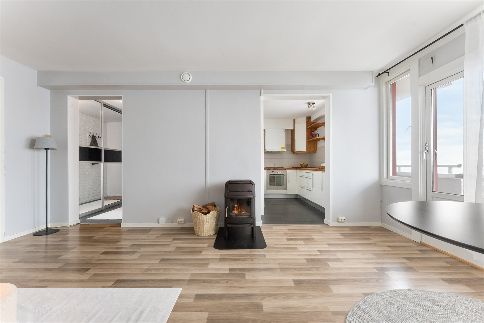 Stue og kjøkken. Galleribilde