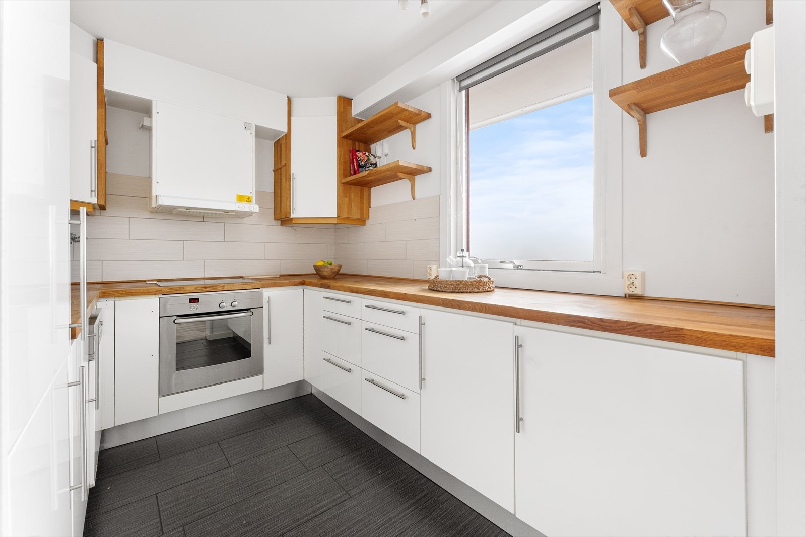 Kjøkken med god benke -og skapplass Galleribilde