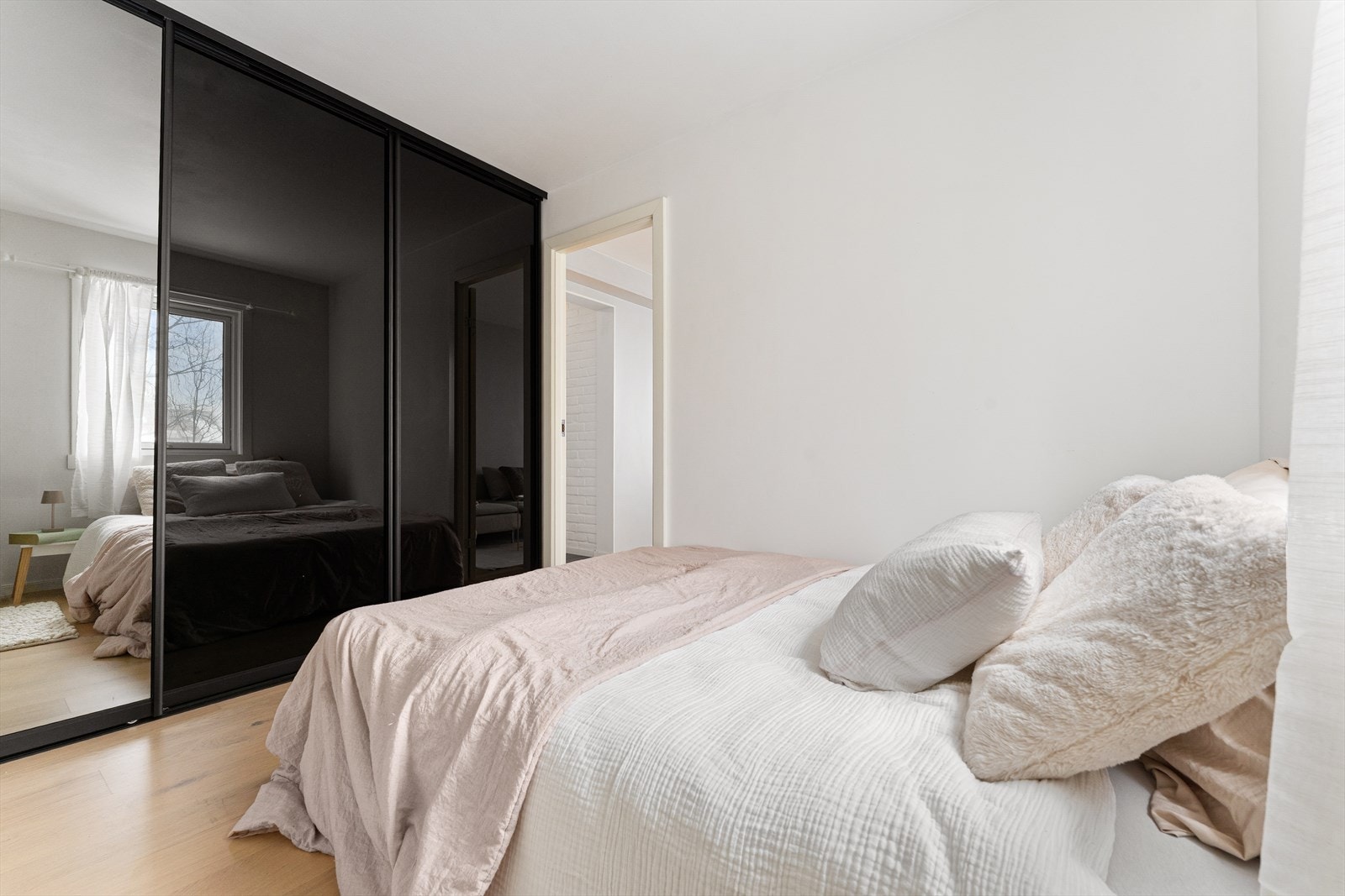 Skyvedørsgarderobe på soverommet. Galleribilde