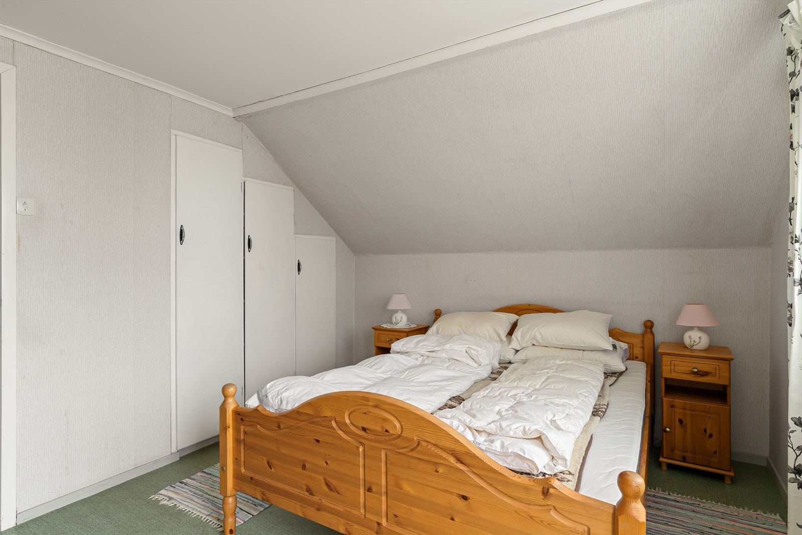 Hovedsoverom med garderobe og utgang til balkong Galleribilde