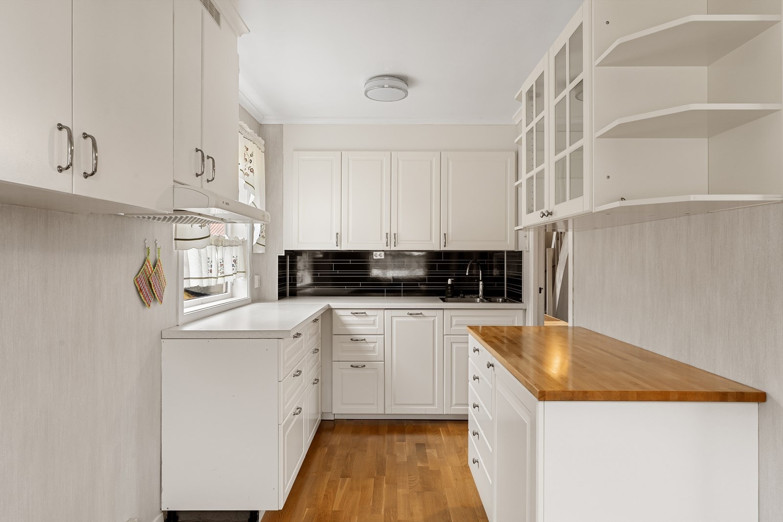 Kjøkken med god skap- og benkplass Galleribilde