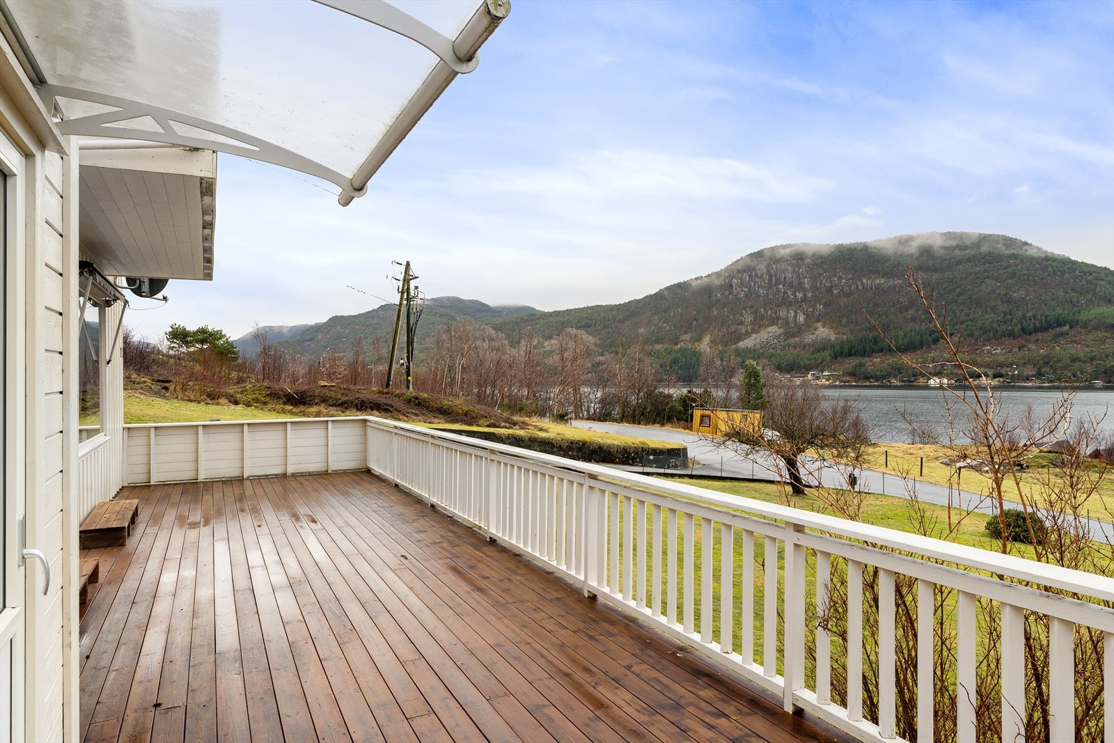 Meget kjekk veranda med utsikt og solforhold Galleribilde