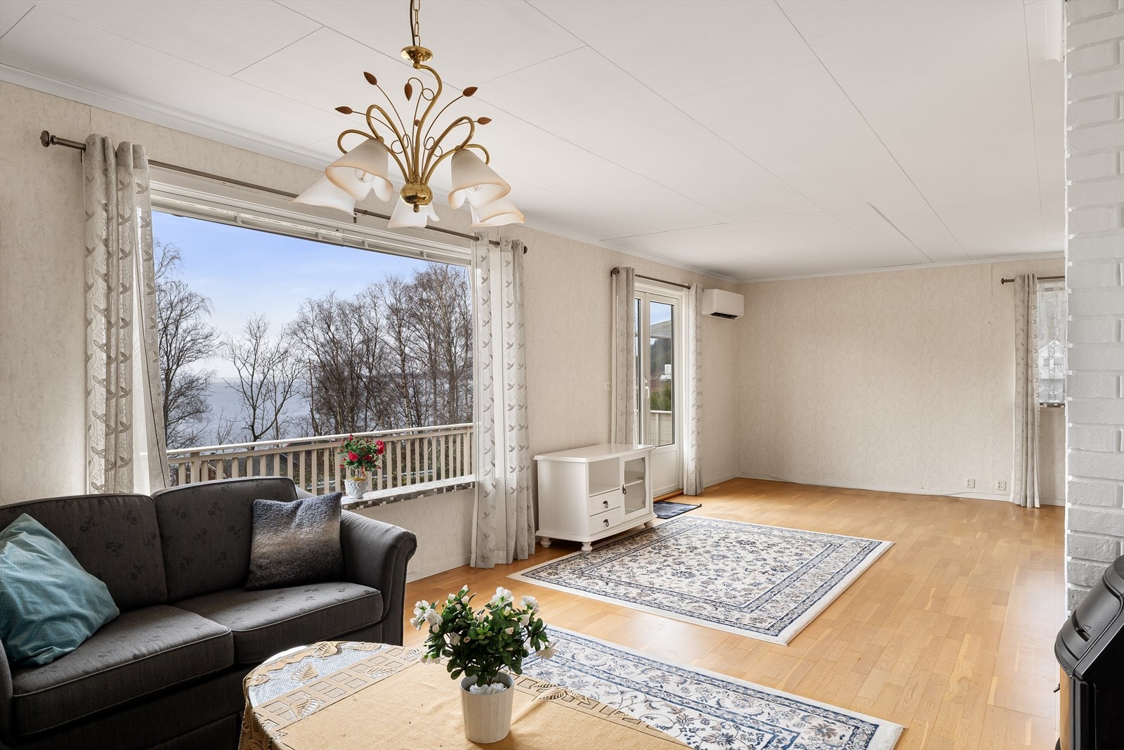 Romslig stue med flere naturlige soner, oppvarming med vedovn og varmepumpe Galleribilde