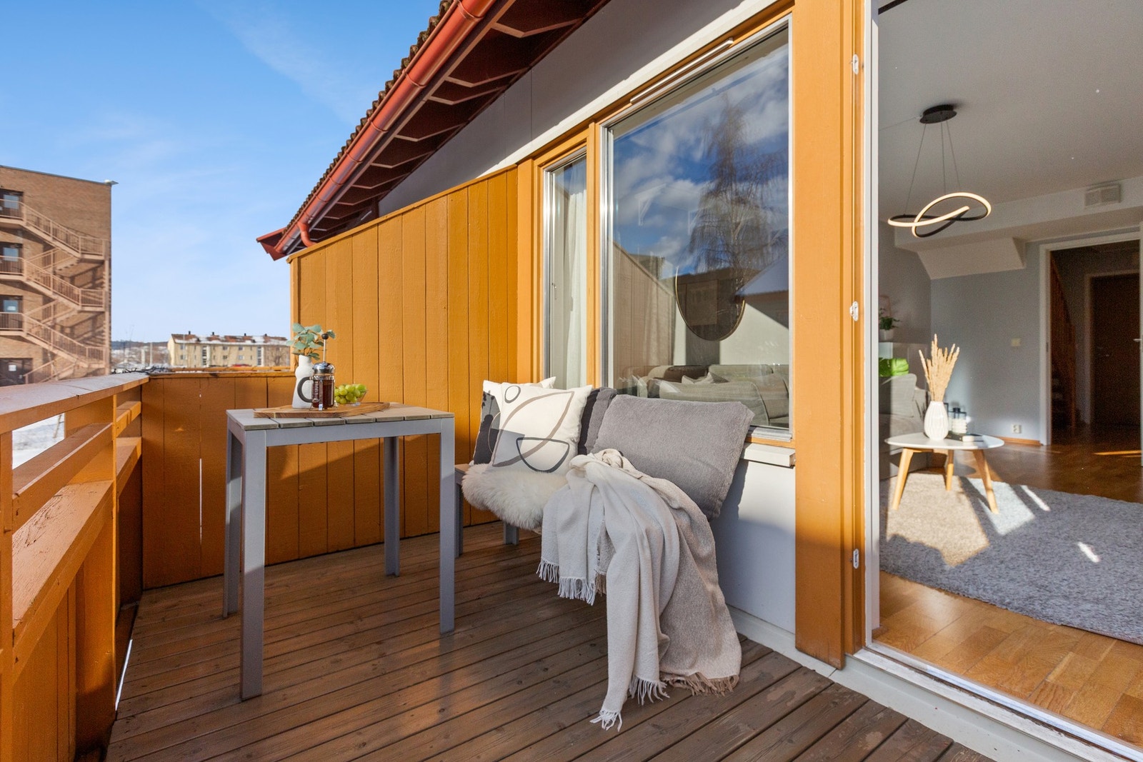 Balkongen er 5m². Her kan du enkelt møblere med en koselig sittegruppe og grill. Galleribilde