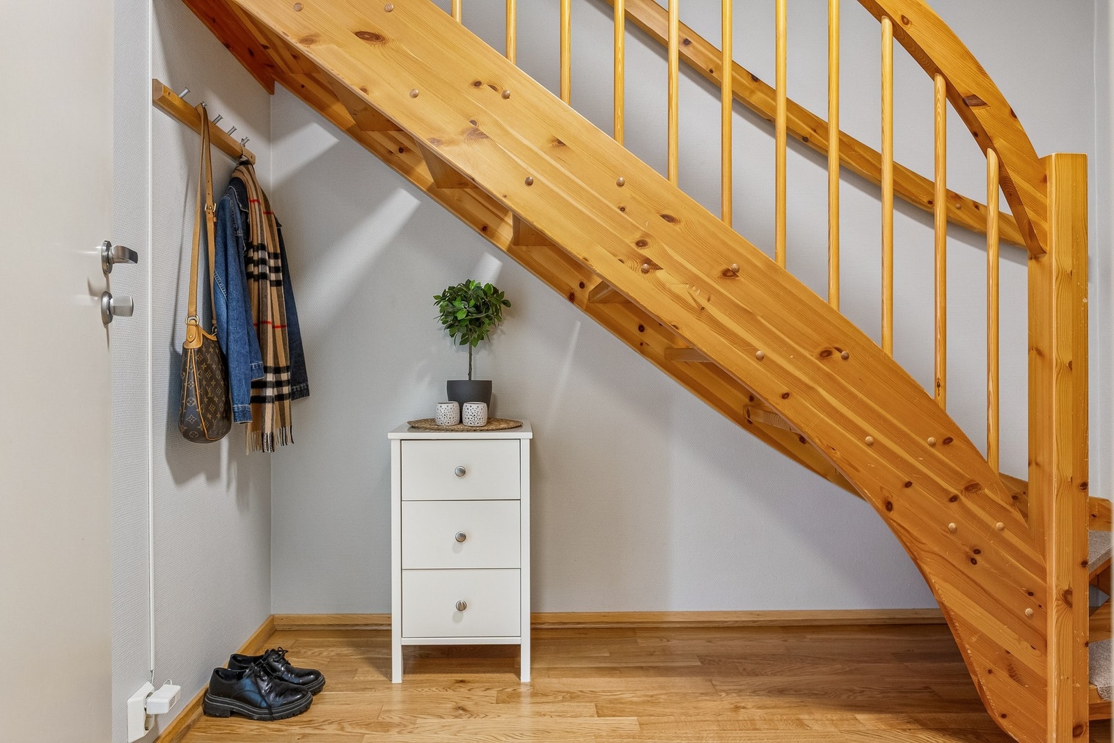 Gang med muligheter for oppbevaring under trapp, det er også privat bod i felles kjeller. Galleribilde