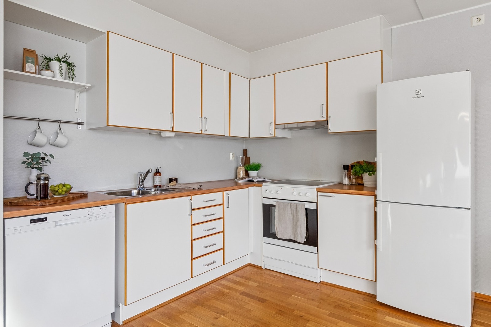 Kjøkken fra byggeår med god skap- og benkeplass. Galleribilde