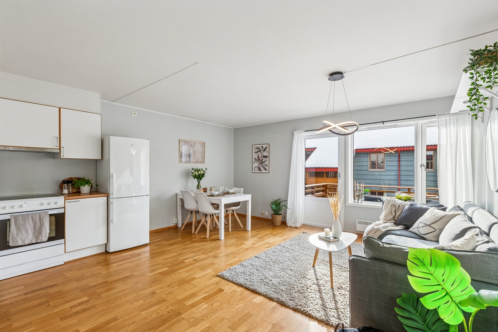 Lave bokostnader på kr 1 967,-. Fellesutgifter dekker kabel-tv/internett, bygningsforsikring, parkering, vaktmestertjenester, vedlikehold m.m. Galleribilde