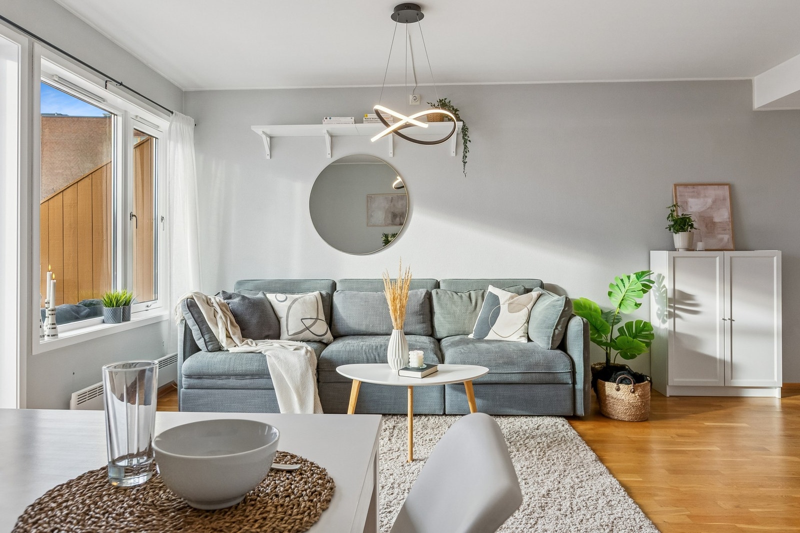 Leiligheten har en lys og fin stue - godt med gjennomlys og moderne fargevalg. Utgang til solrik balkong. Galleribilde