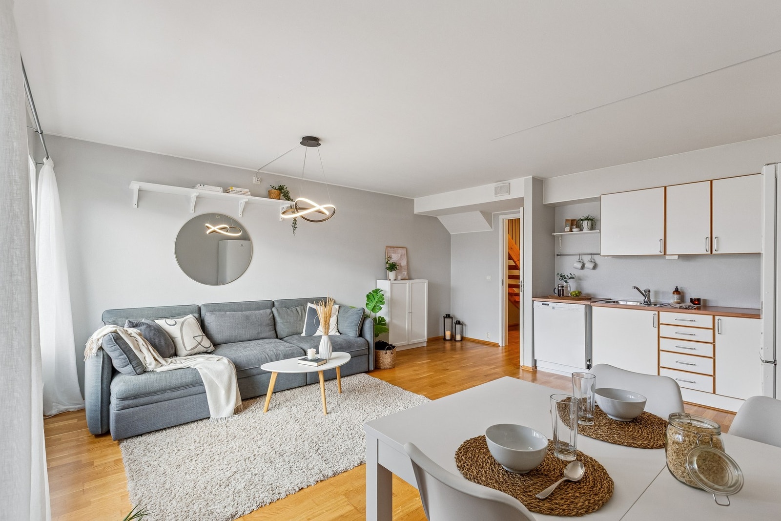 Åpen stue-/kjøkkenløsning på ca. 25m² med ypperlige møbleringsmuligheter. Galleribilde