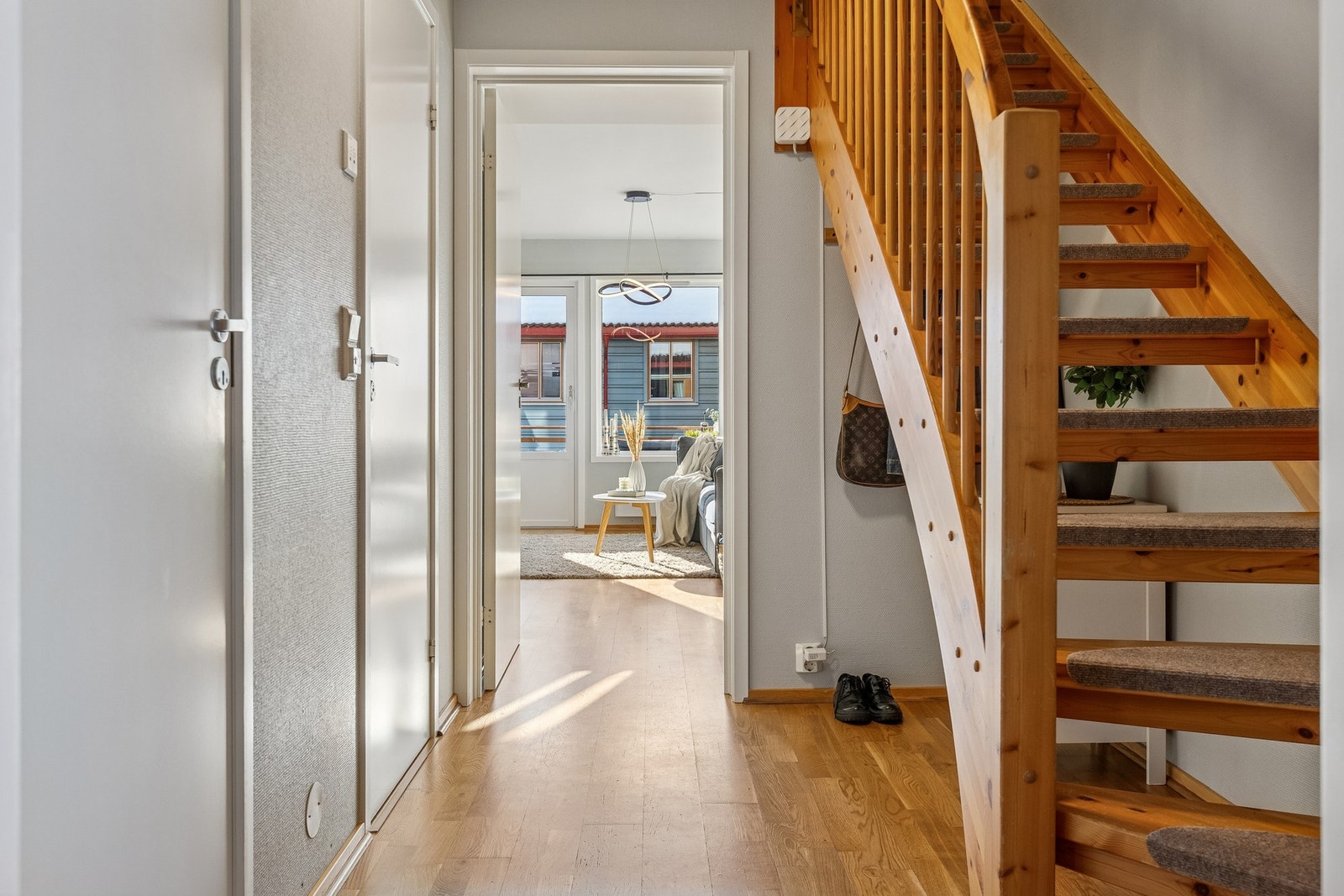 Innbydende inngangsparti med god plass til å henge fra seg sko og yttertøy. Galleribilde