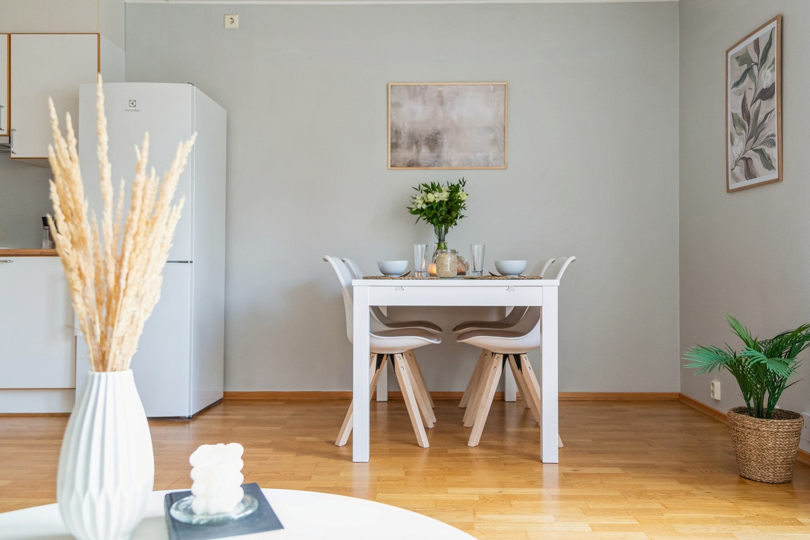 Spiseseksjonen finner sin naturlige plassering mellom stuen og kjøkkenet. Galleribilde