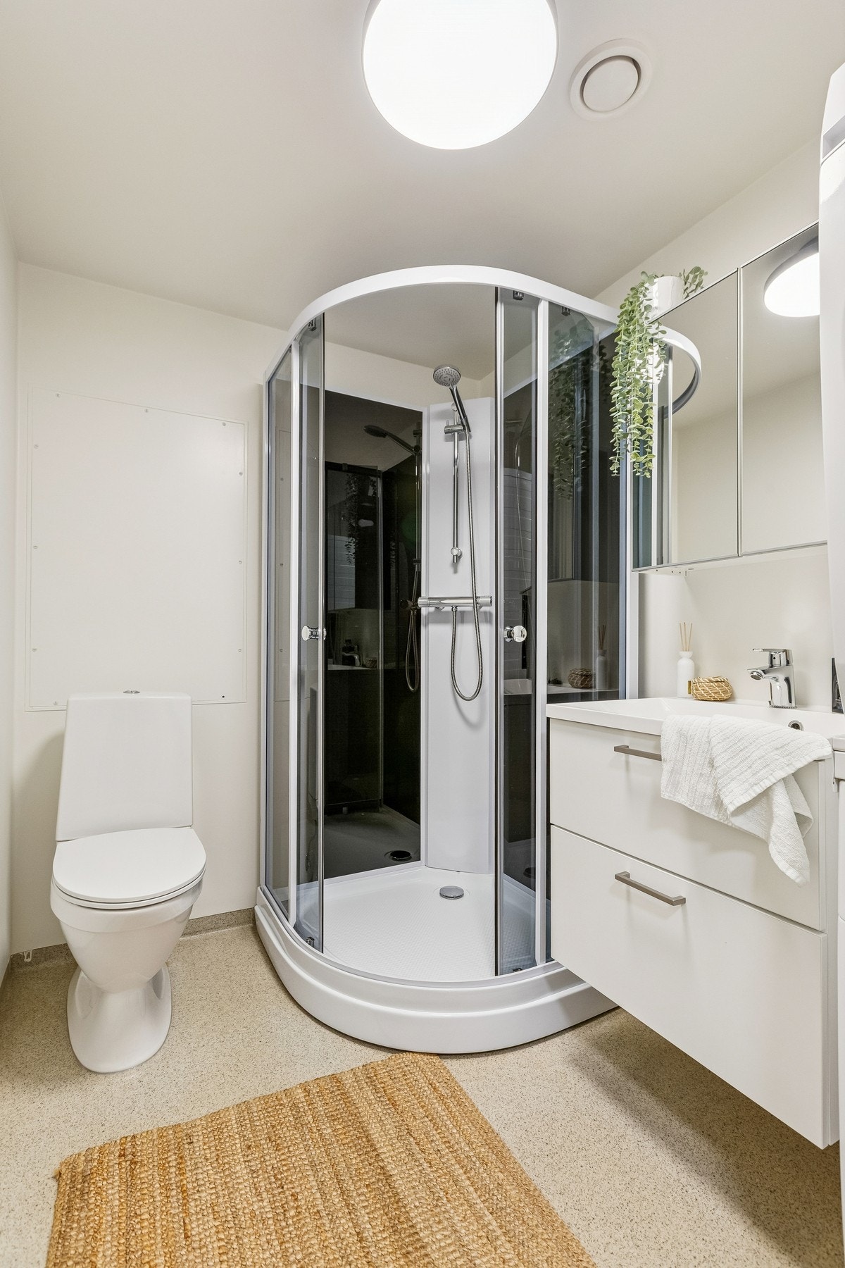 Bad fra byggeår med opplegg for vaskemaskin og varme i gulv. Galleribilde