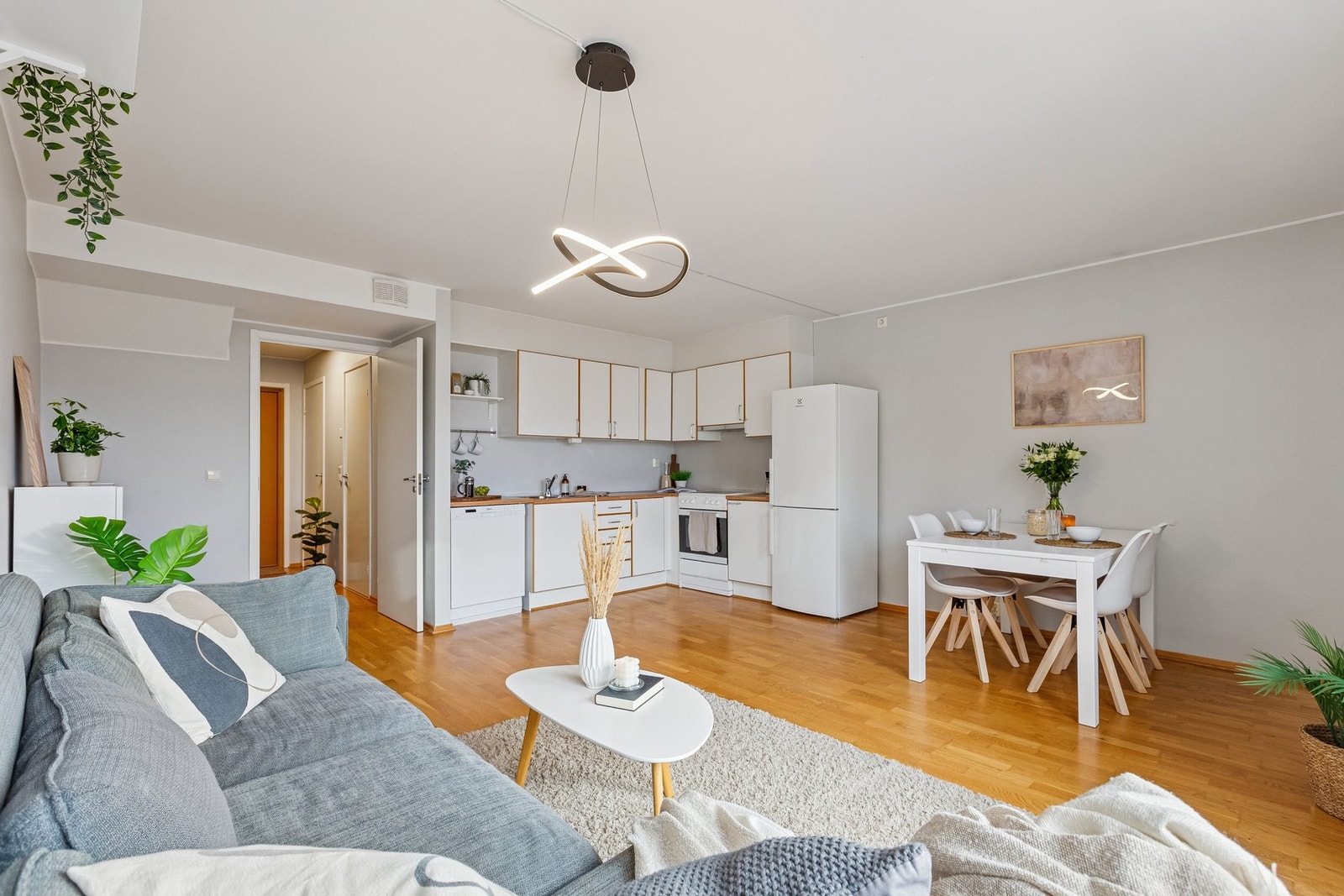 God plass til sofa, TV- seksjon og annet ønskelig møblement i stua. Galleribilde